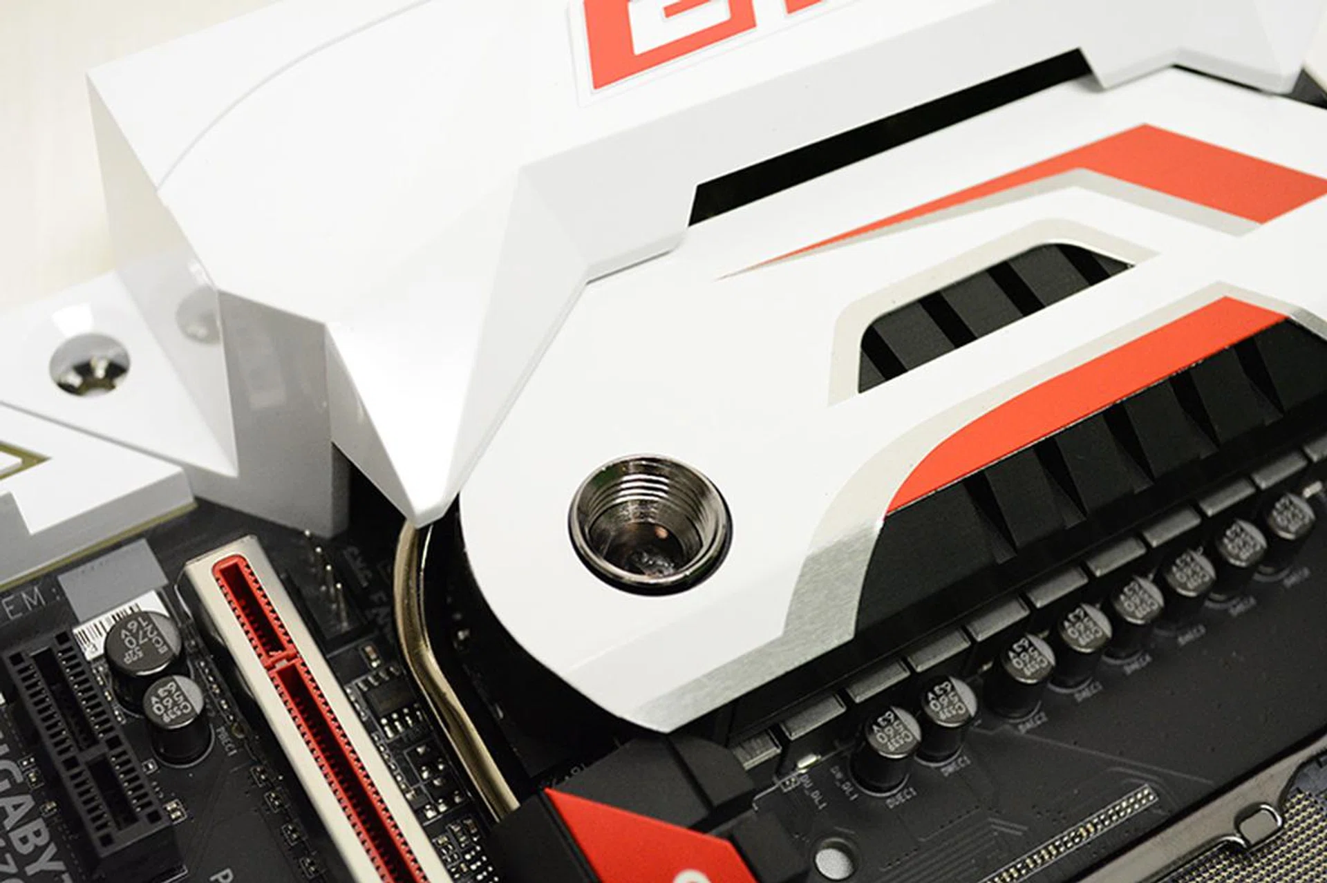 A closer look at the G1/4 threaded fittings on the VRM heatsink.