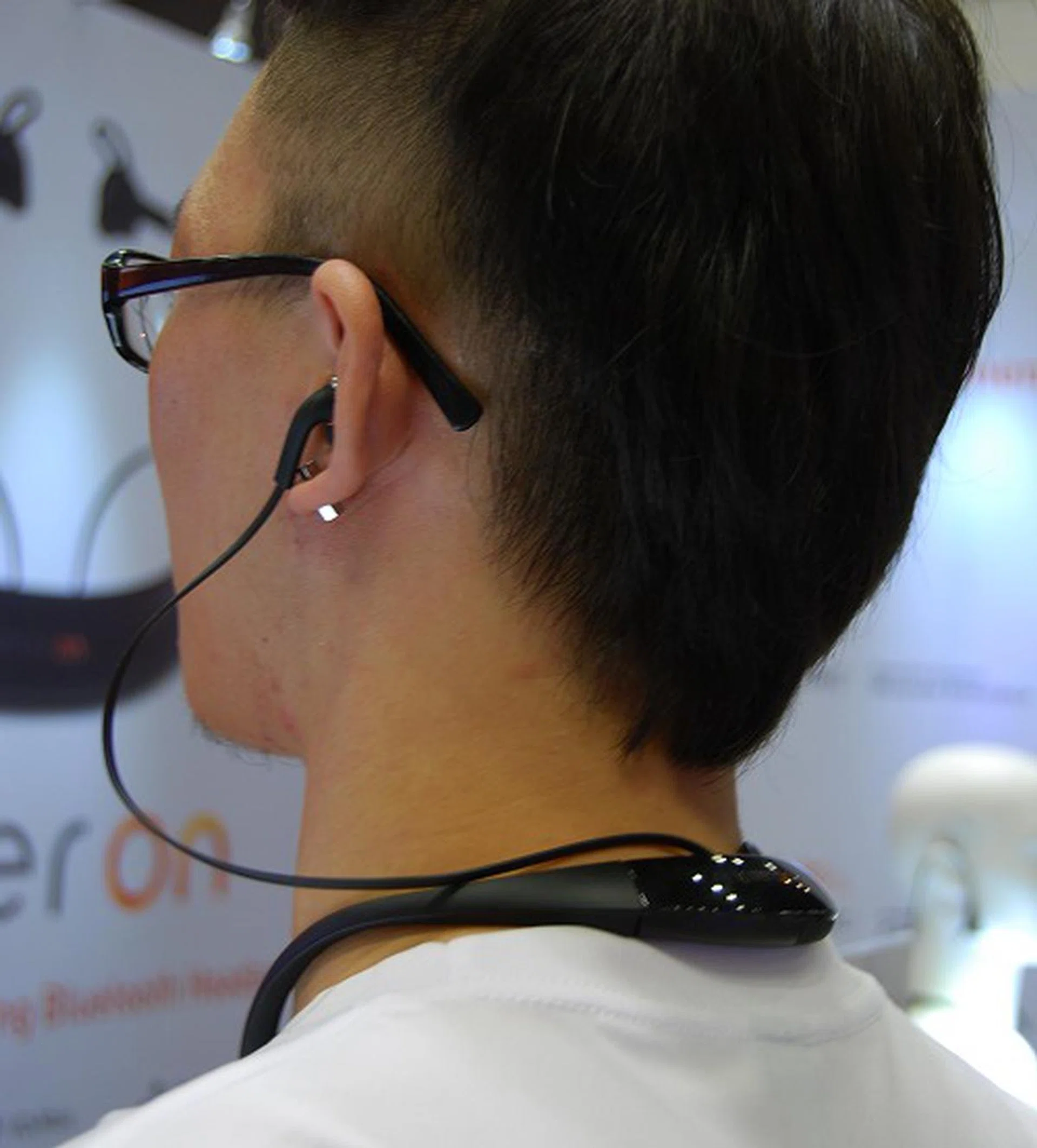 Wear them like this and jog your way to your favorite tunes from your phone, but yet also be able to monitor your heart rate accurately. A fitness sensor has been sandwiched within the earphone tips along with an infrared lens. The main unit has a DSP and other micro controllers along with an accelerometer sensor. The combined sum of components work in unison to calculate and record accurate data using PerformTek biometric sensor technology,