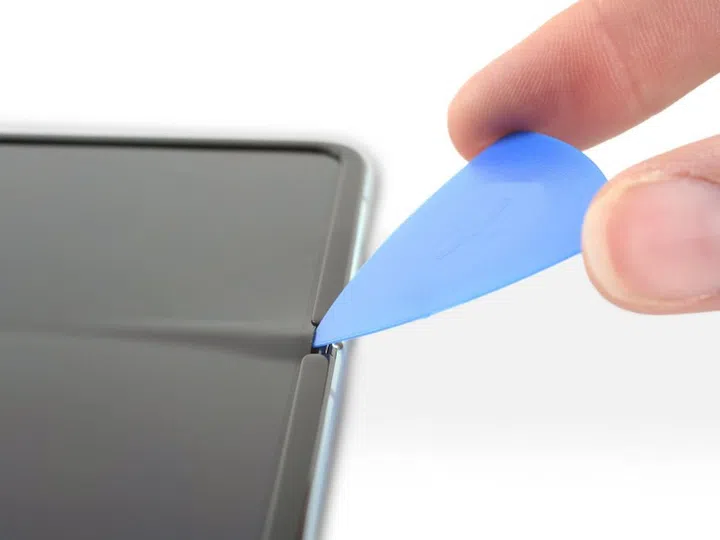 The gap where the two halves of the display meet is big enough for iFixit's opening picks hop right into. <br>Image source: iFixit
