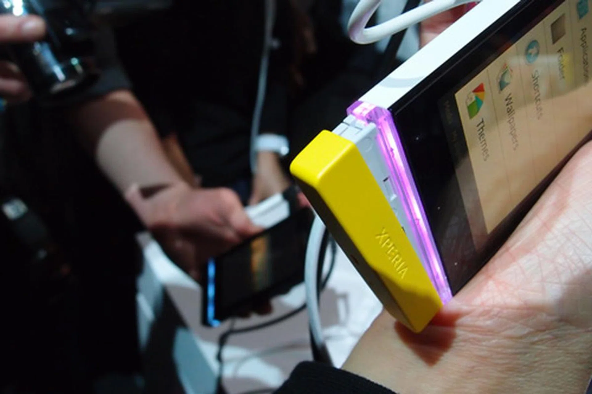 The Xperia U comes with a removable battery. In addition, you can remove the cap at the bottom to further personalize your phone. Exchangeable pink and yellow caps will be available in the box.