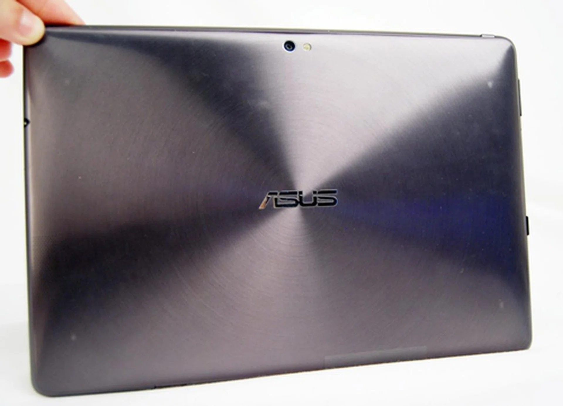 Similar to its Zenbook, the Eee Pad Transformer Prime comes with a metallic spun finish on its back that is aesthetically pleasing. In contrast to the plastic shells of some tablets, the Eee Pad Transformer Prime is very well-built.The use of aluminium gives the slate a very solid feel in the hands. It also minimizes the issue of fingerprints and smudges that plagues some tablets.