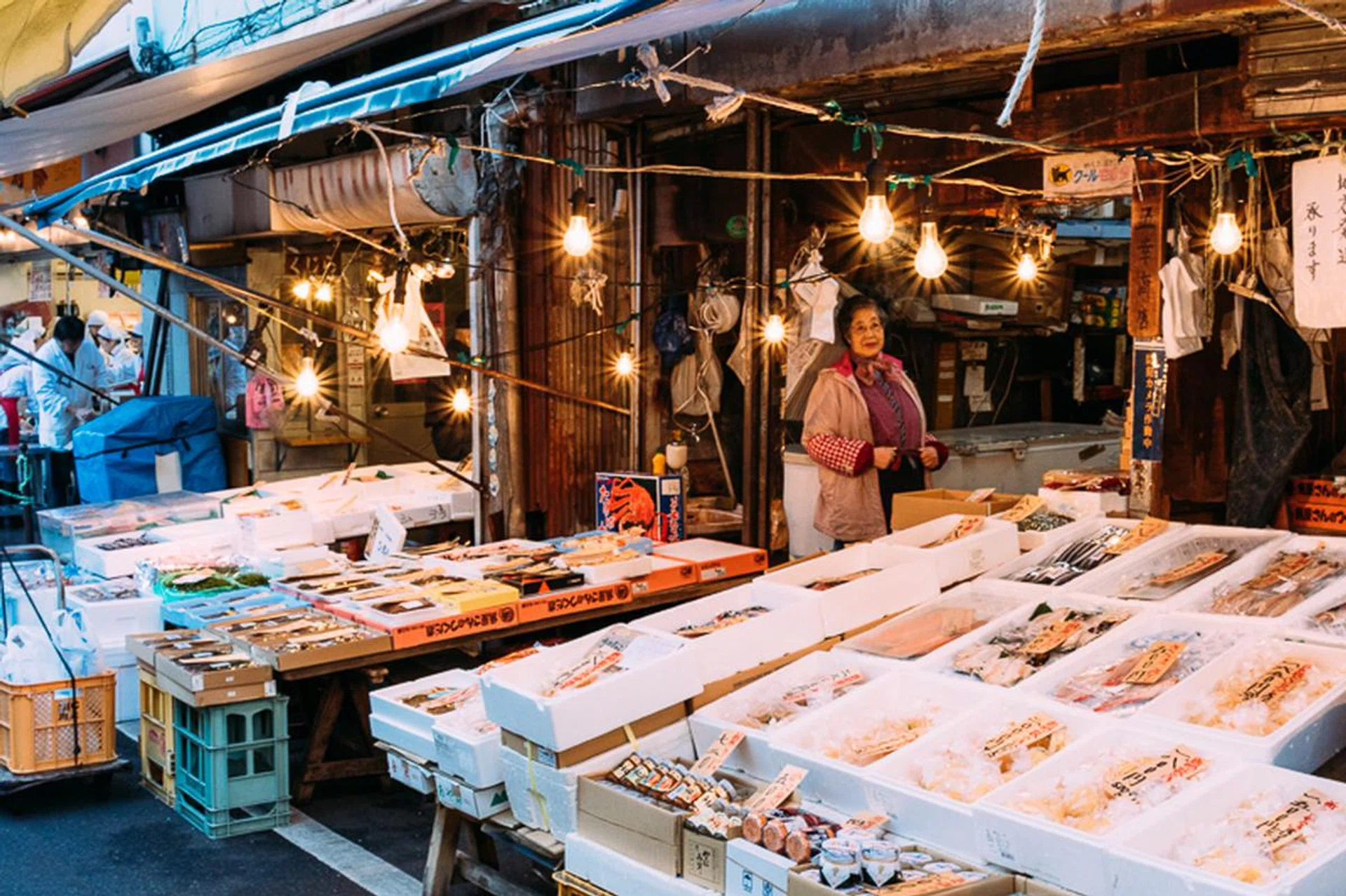 Tokyo, 28mm at f/11, 1/40 sec, ISO 1000
