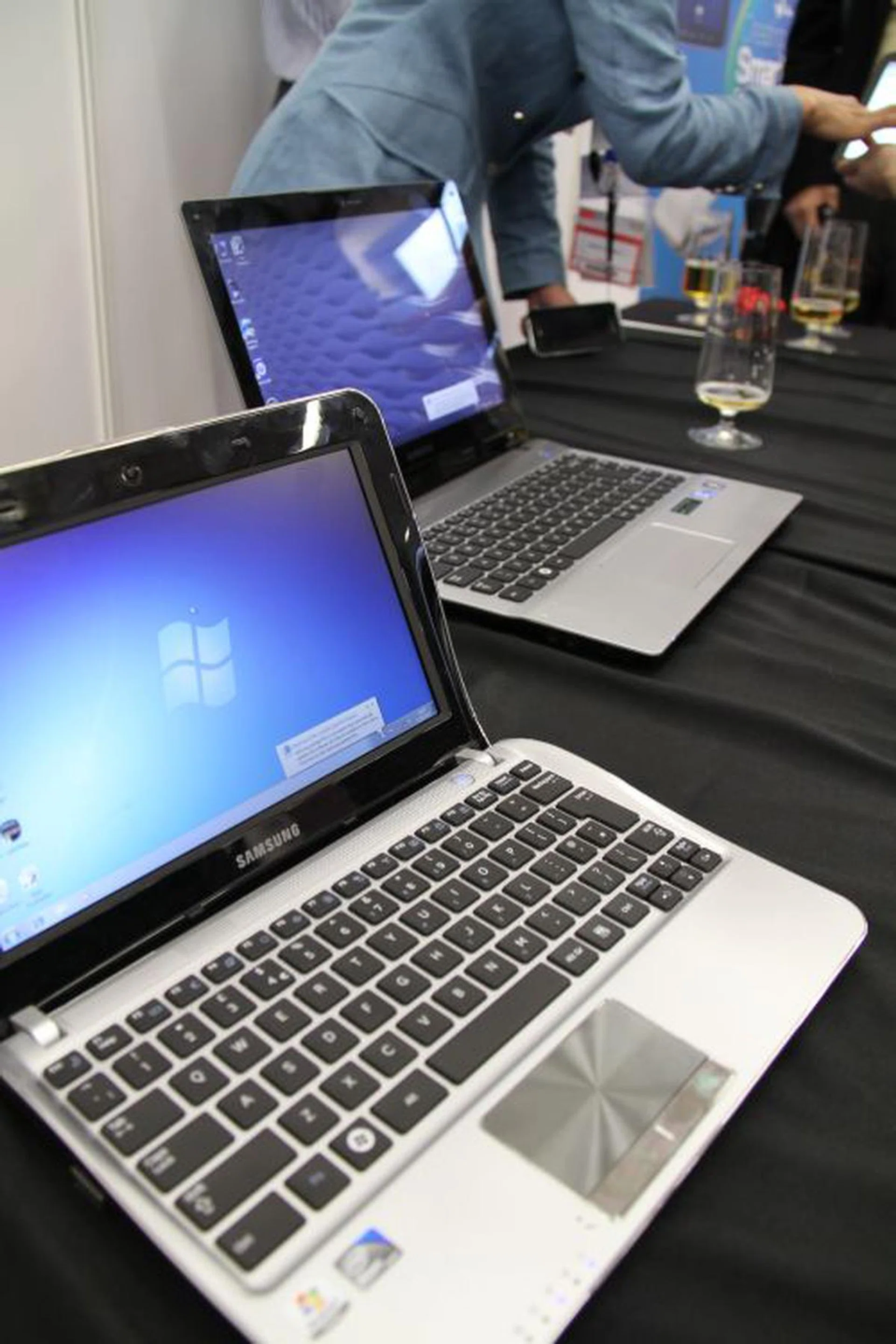 New Samsung notebooks with curved designs. The NF series (NF210/310) come in two varieties -- a single-core and dual-core Atom netbook-based setup -- while the larger SF series (SF310, SF410 and SF510, in 13.3, 14 and 15.6" respectively) will boast Core i3 and i5 processors. Both notebook series features the new wave design that departs from the boxy looks we've been seeing among notebooks.