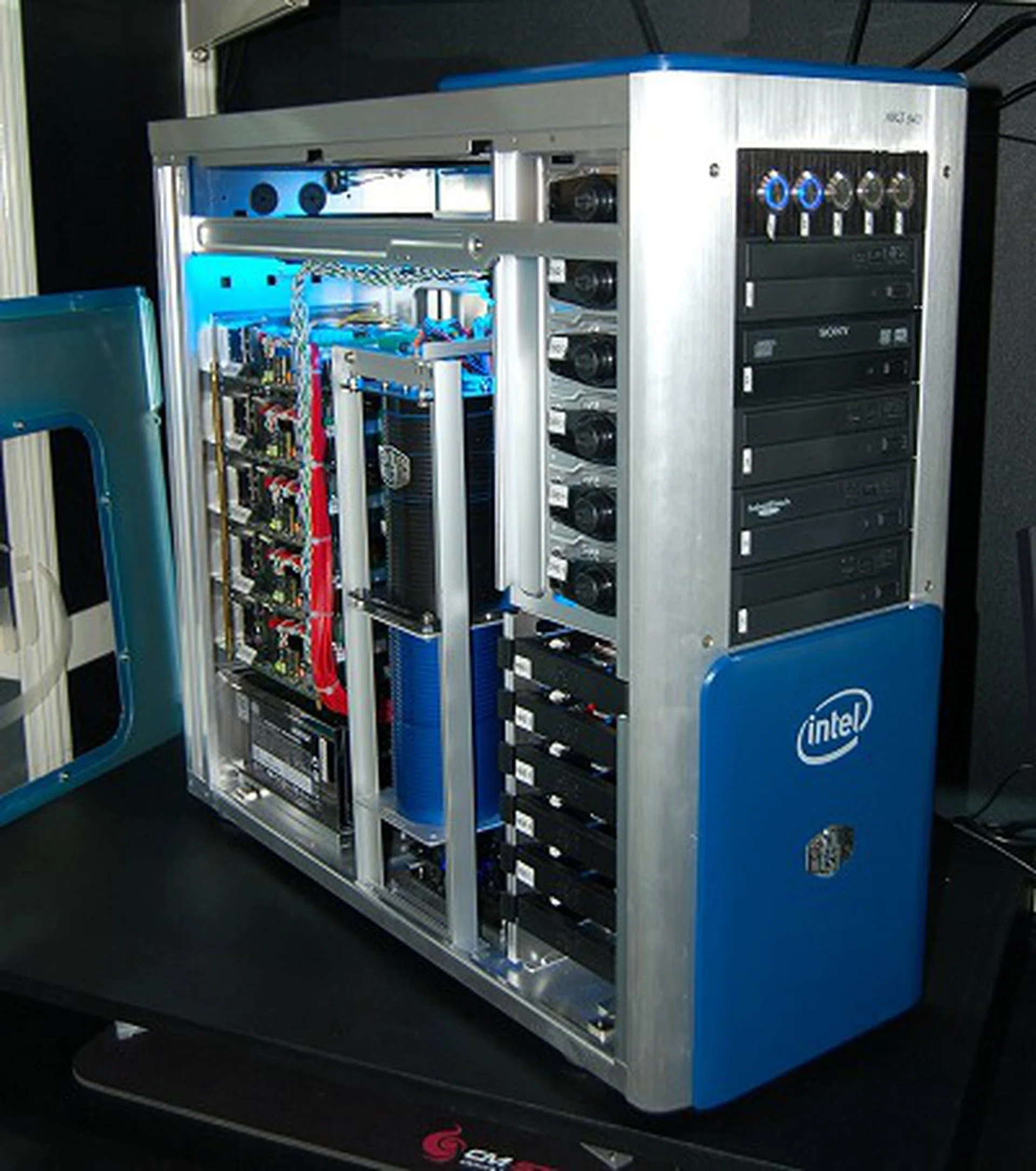  Here's a special demo whipped up by Cooler Master using their ATCS-840 casing which they dubbed as the 53GHz system! Let's take a closer look at what's it made ofï¿½  