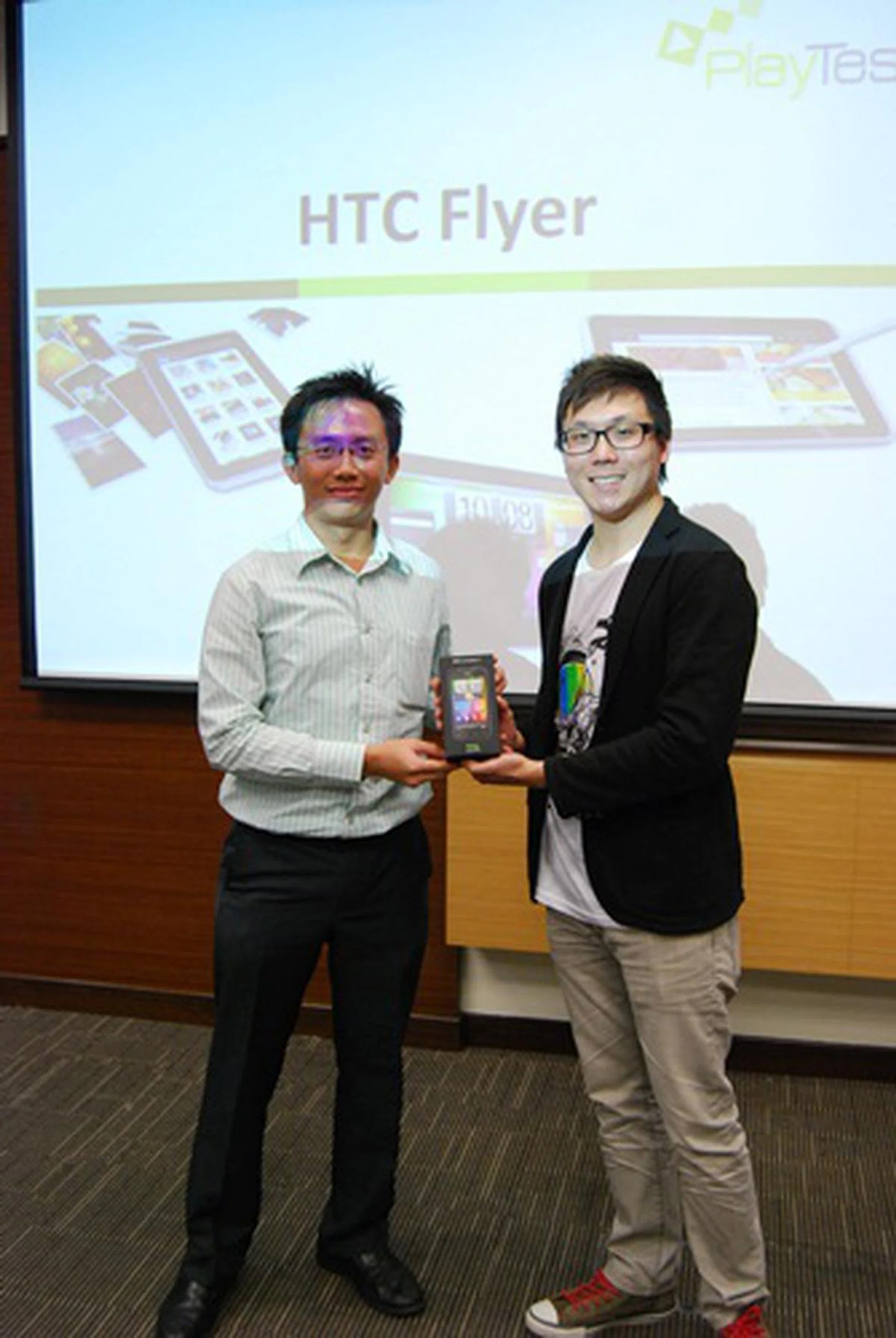 The lucky draw winner, Mr. Oscar N Prawata, posing with Mr. Wayne Tang, Product Marketing Manager of HTC Singapore, and a set of the HTC Incredible S.