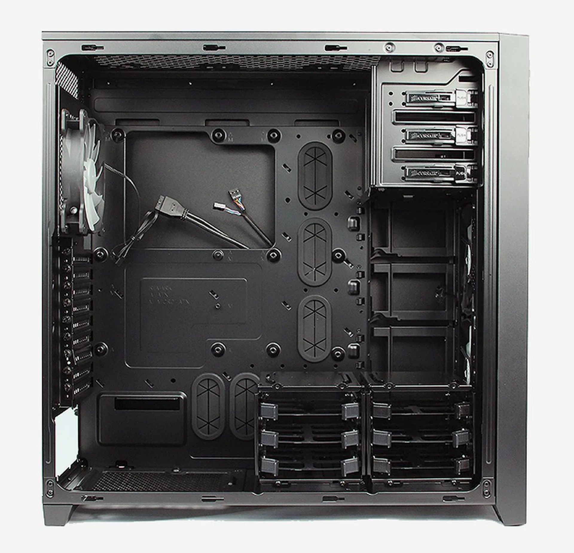 Peeling away the side panel, we are greeted with the cavernous internals of the Corsair 750D.