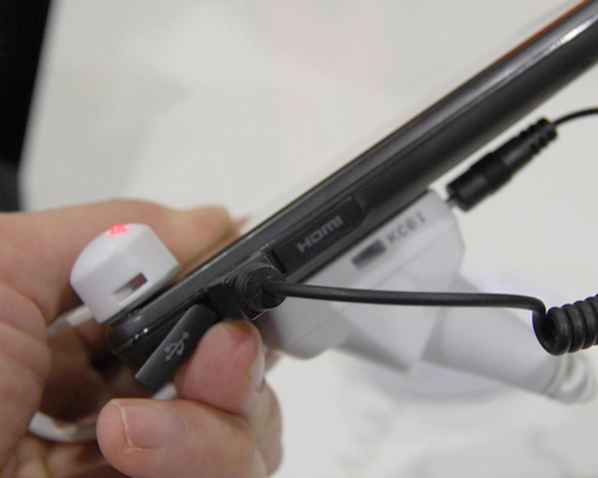 Lately, most high-end smartphones come with a HDMI output. So it's of no surprise to see such a port on the Optimus 3D.
