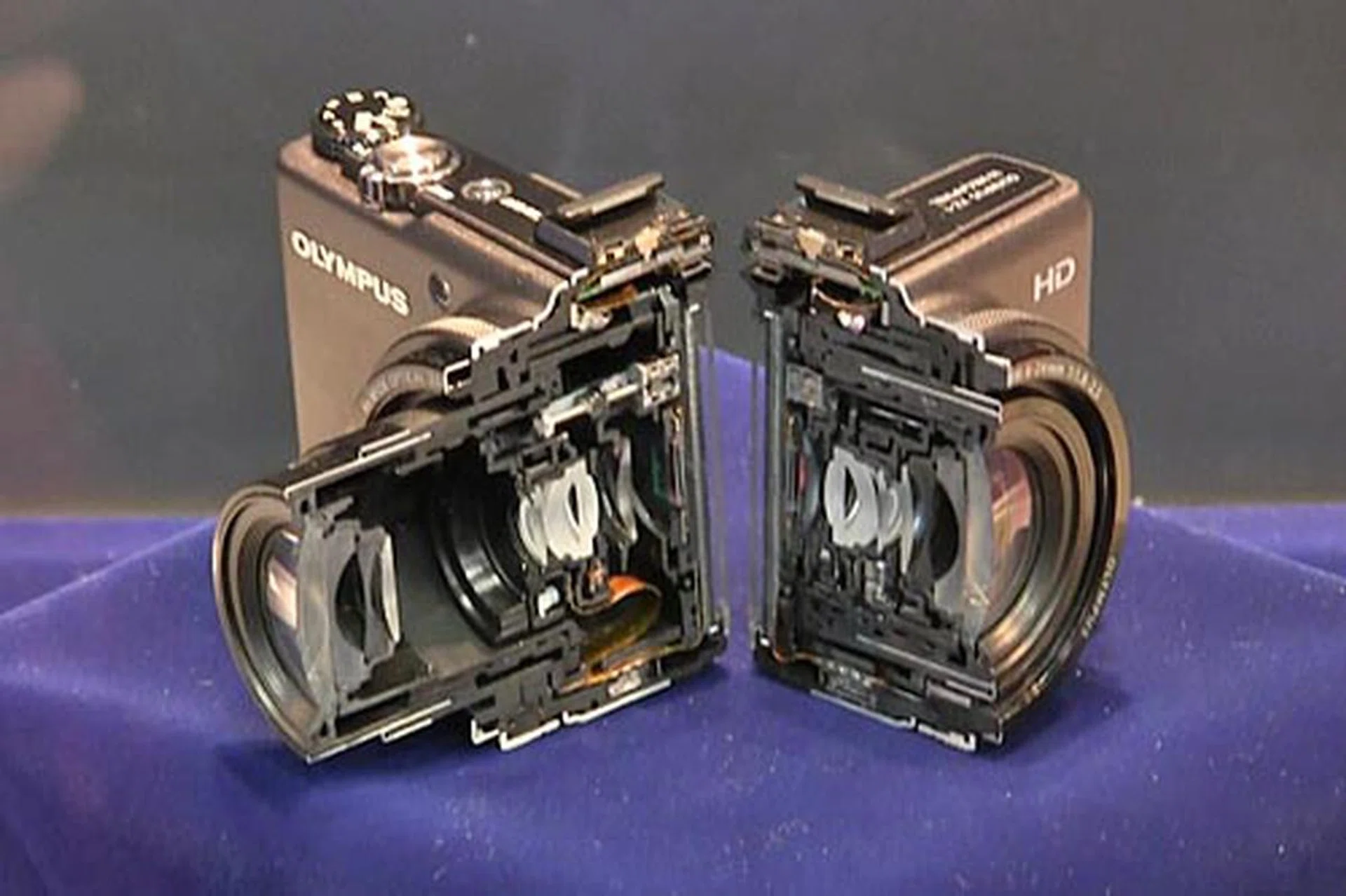 A cross-section of the new Olympus XZ-1. It's a 10-megapixel compact camera with a F1.8 lens. It also has a 3-inch OLED display and is capable of recording video at 720p. 