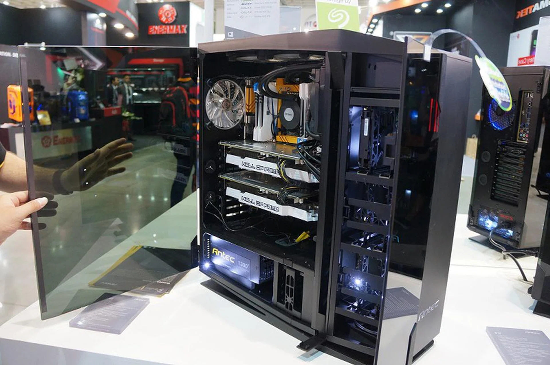 There she is. The Antec S10 Signature casing. Take note of the internal segmented design which is core to the case. The long gap behind the storage bay area is part of the design ideology to provide the main components plenty of fresh air intake.