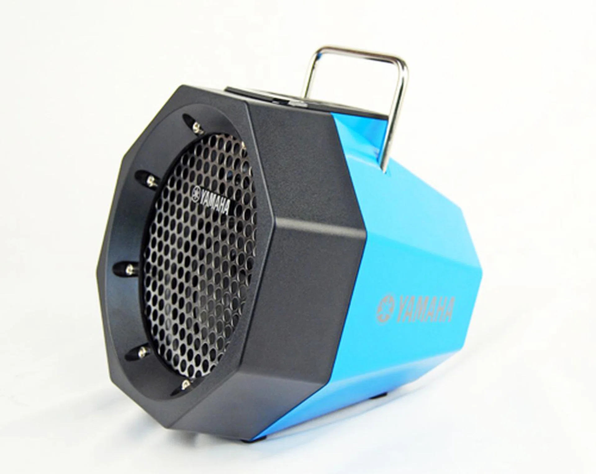 The Yamaha PDX-B11 definitely has an interesting design concept and looks more like a studio light than a speaker - from a certain point of view.
