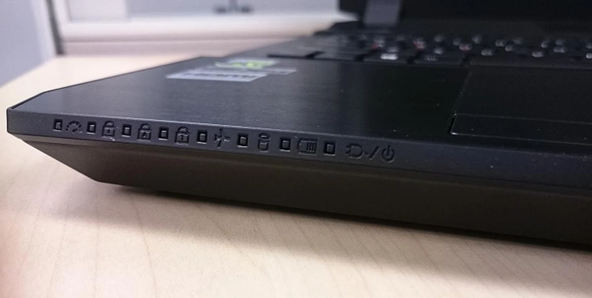On the front-edge of the notebook, you’ll find a long row of indicator LEDs. However, there are so many of them crammed tightly next to each other that it’s hard to decipher these indicators at a glance.