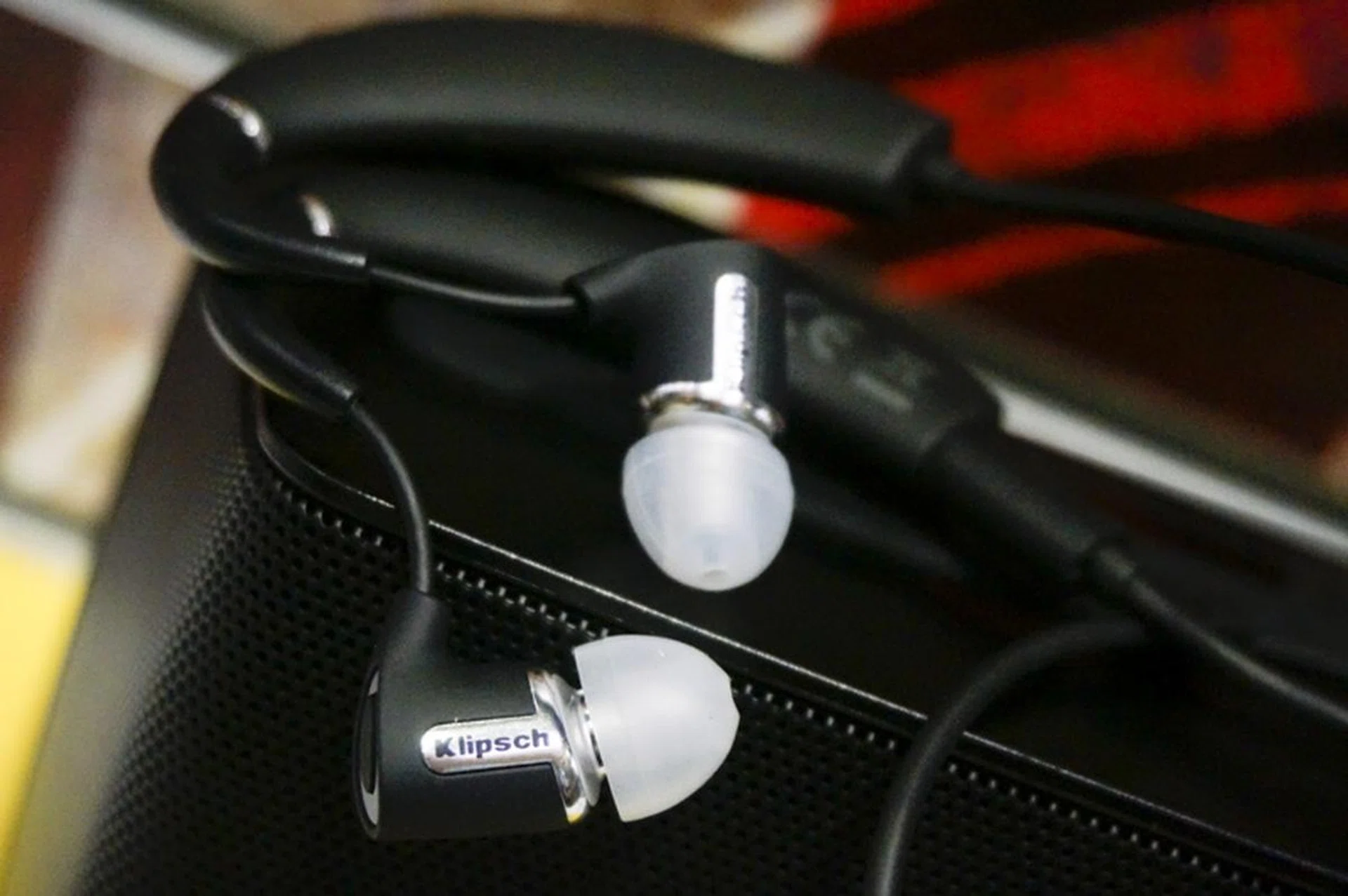 For quality in-ears, check out the Klispch booth. They’ve got the new R6 BT as one of their star buys, and this is going for $263, down from the usual price of $299. Buy two or more pairs though, and the price drops down to $254 per pair, that’s pretty good for the se headphones that support both aptX and AAC. 