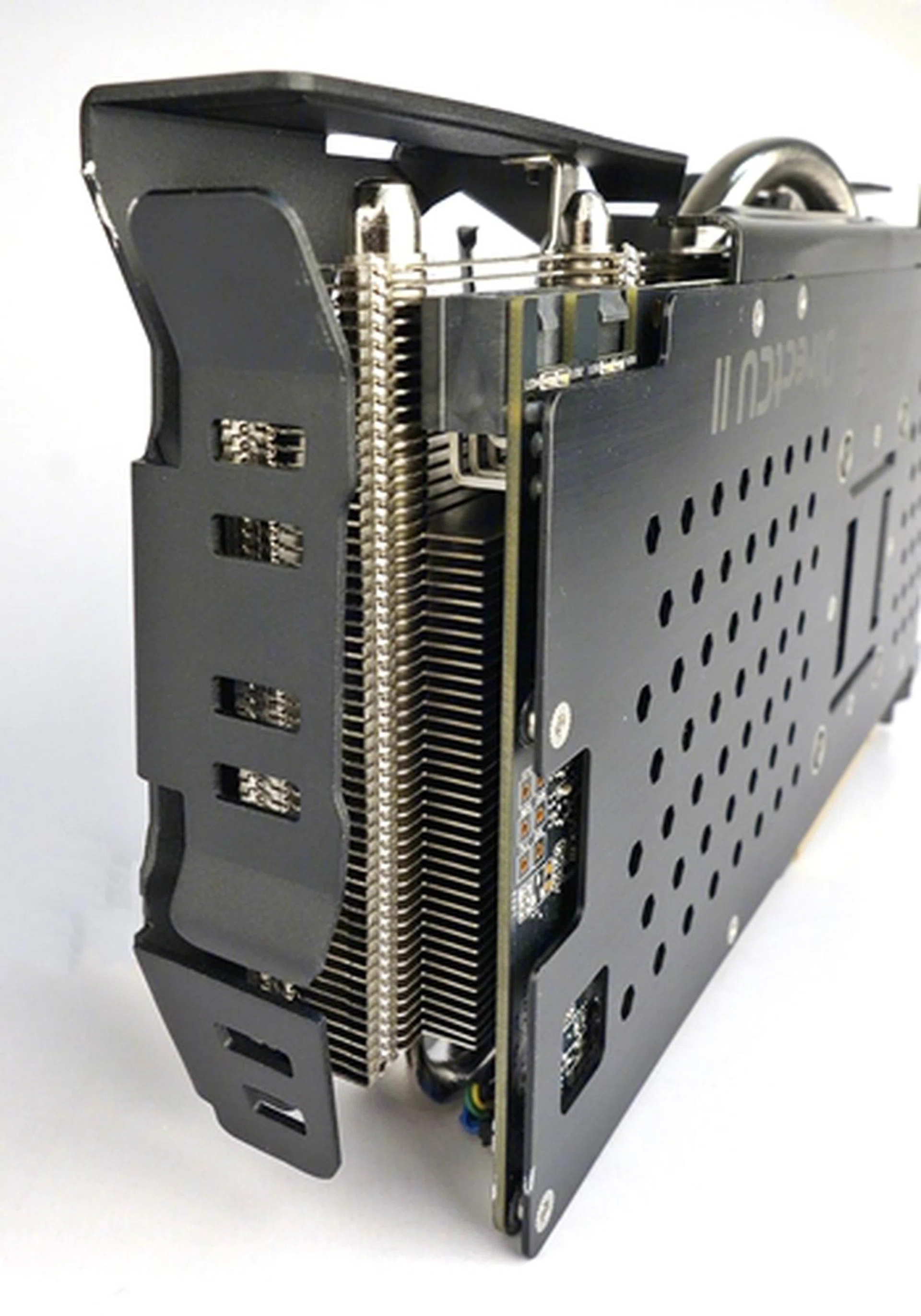 The fan shroud extends to the front to form a guard for the heatsink. We can also see the 10mm heatpipe arching above the heatsink.