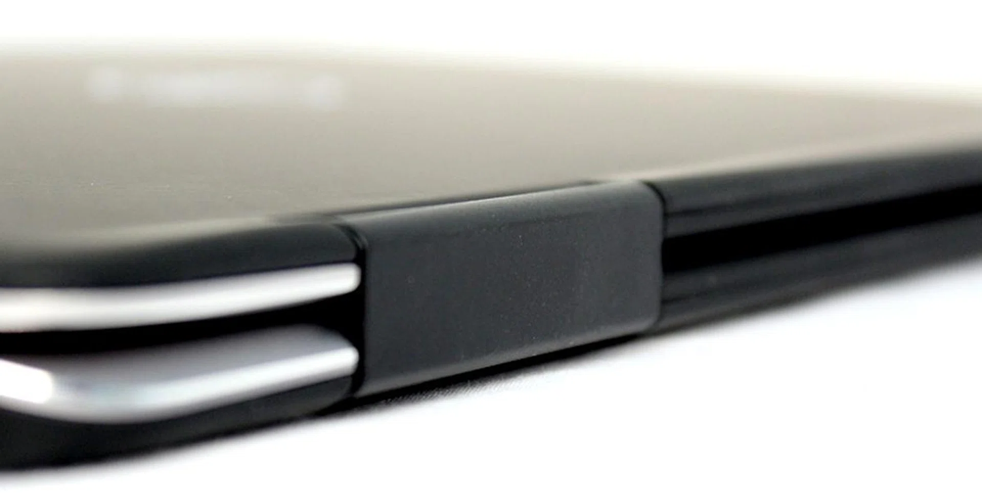 Seamless transformation into a tablet is made possible thanks to the hinges on the XPS 11. 