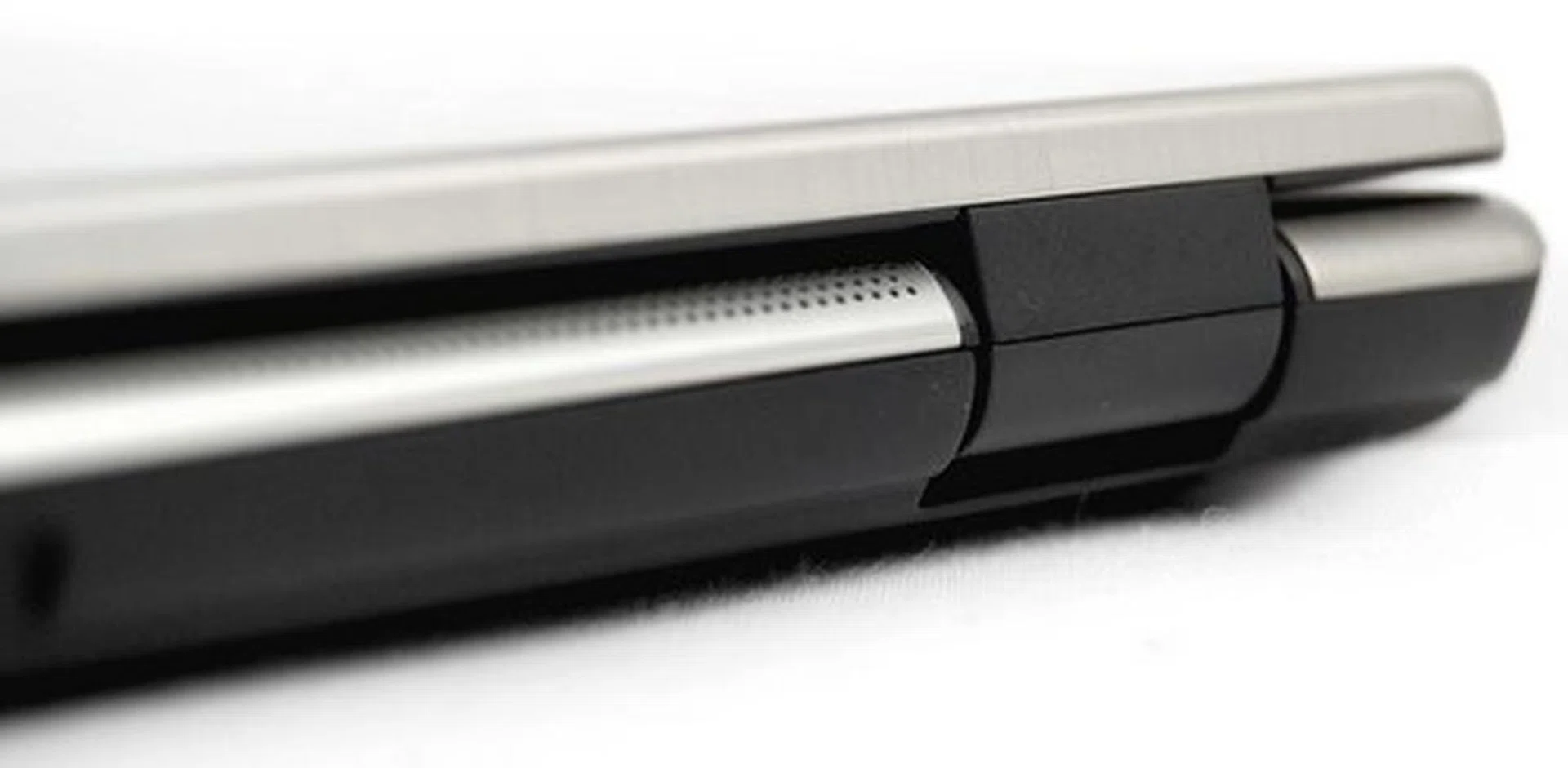 Opening a notebook with one hand is really an understated design feature, which we're really glad is found on the HP Folio 13 thanks to a combination of the right materials and the right amount of hinge tension.