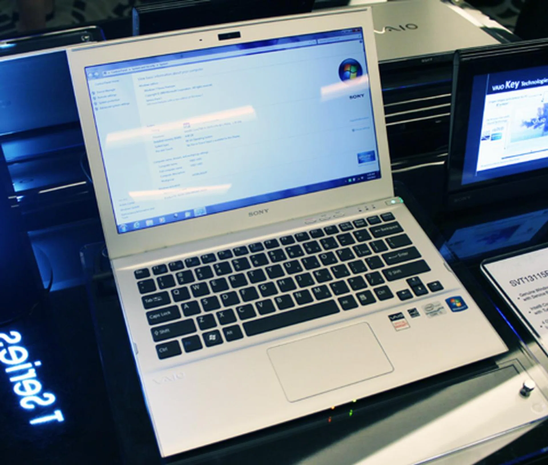 The interior uses a magnesium alloy finish, while the base is plastic.