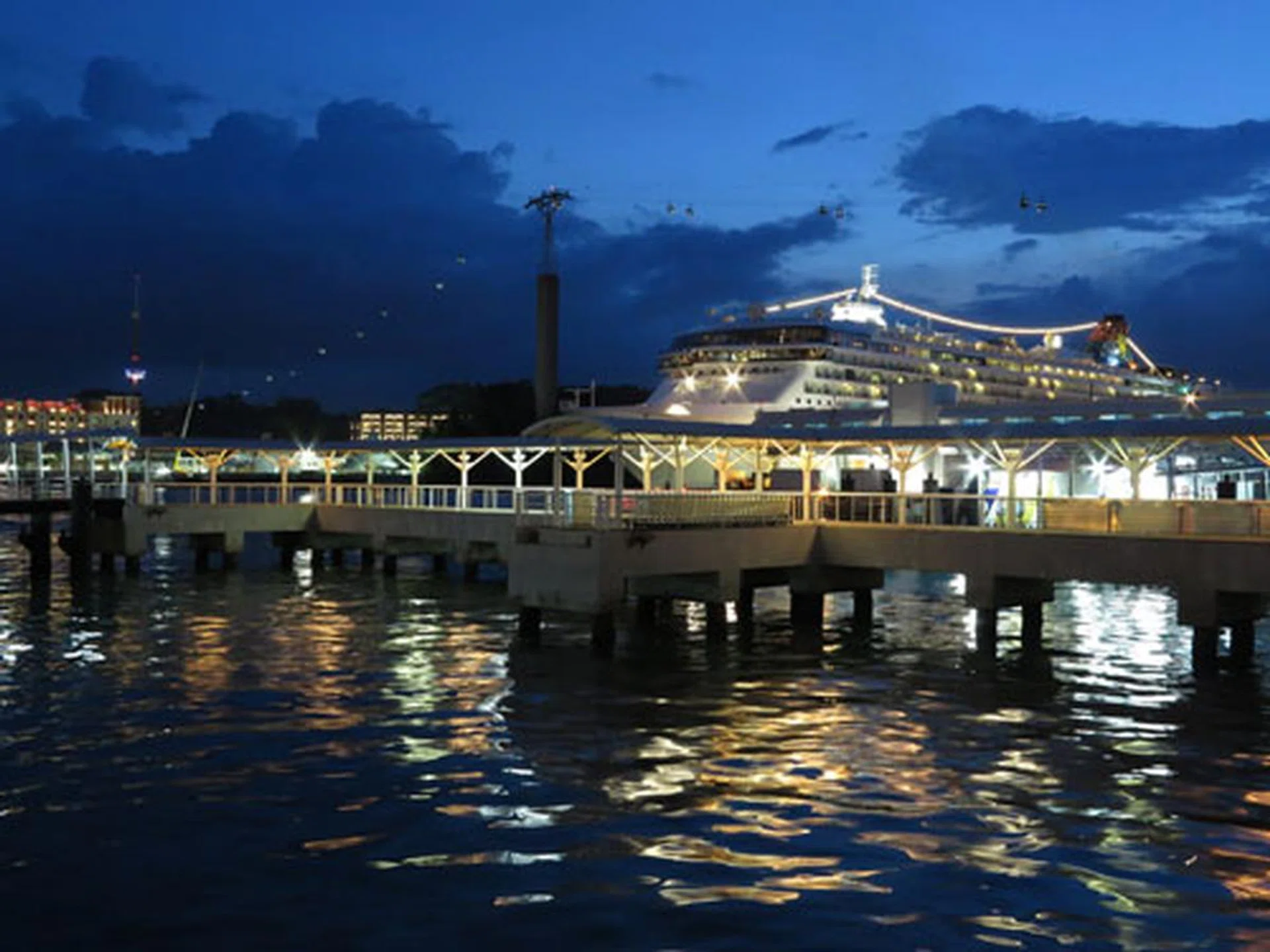 f/8 at 35mm (35mm equivalent), 1/3 sec, ISO3200.