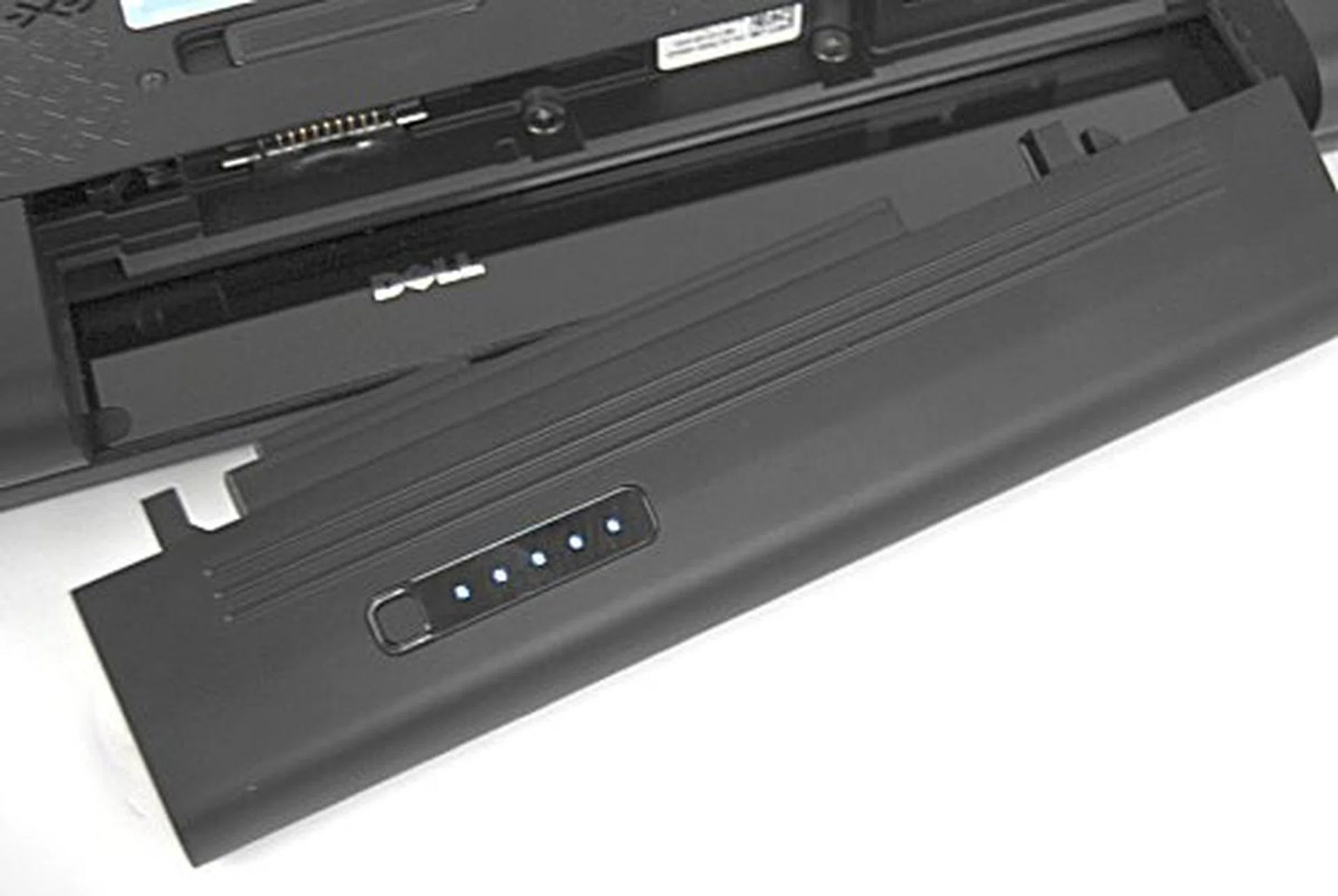 This six-cell Li-ion battery (11.1V, ~5045mAH) is what powers the Dell Studio XPS 1640.
