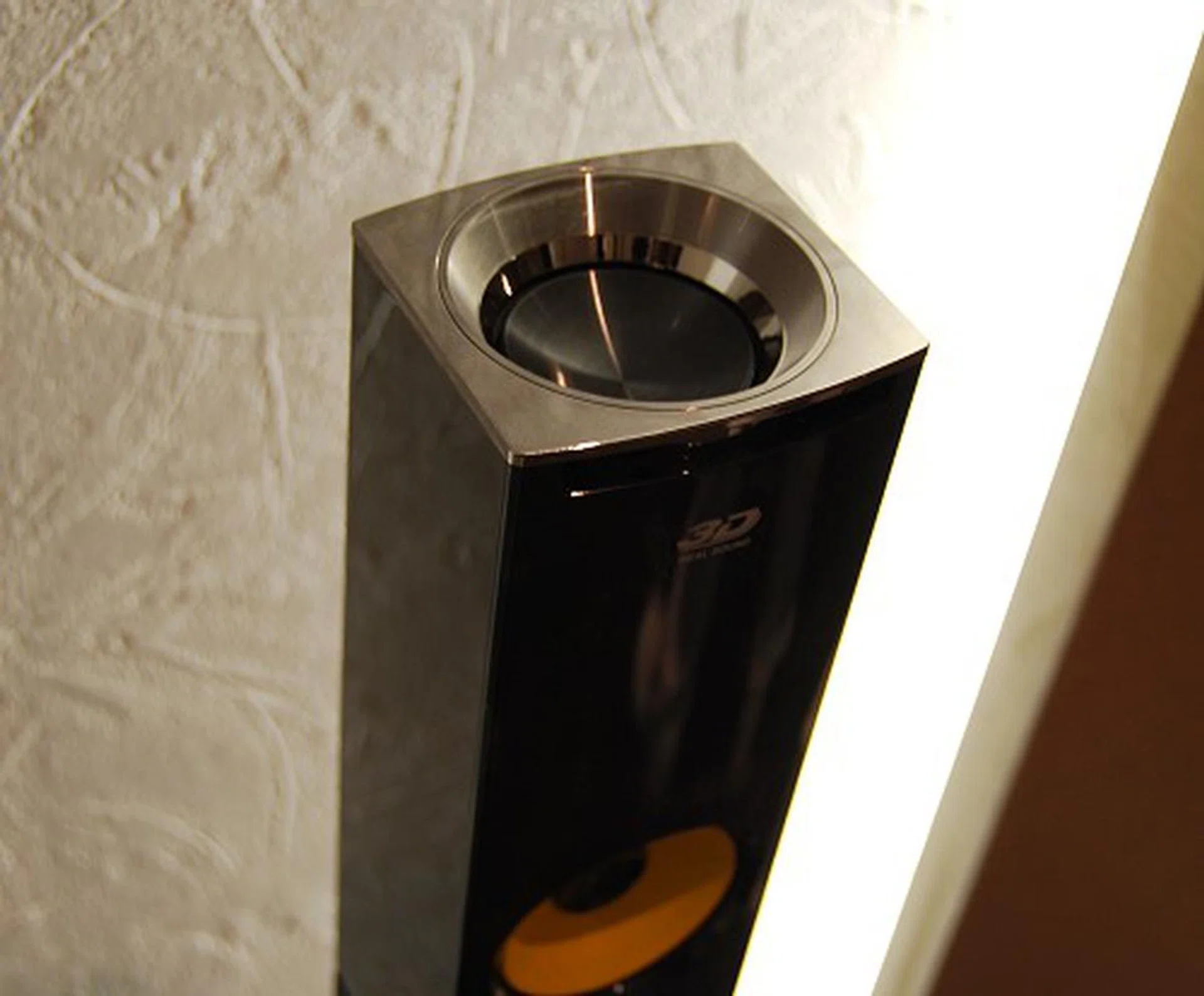 Now look right on top and you'll find another speaker aimed to the ceiling - this is the missing channel. With four tallboy speakers, there's a total of four more 'channels' to bring it up to a '9.1-channel' class. Note that this vertically firing speaker is made from a different material, which was primarily used in its predecessor - silk domed speaker to recreate smother audio.