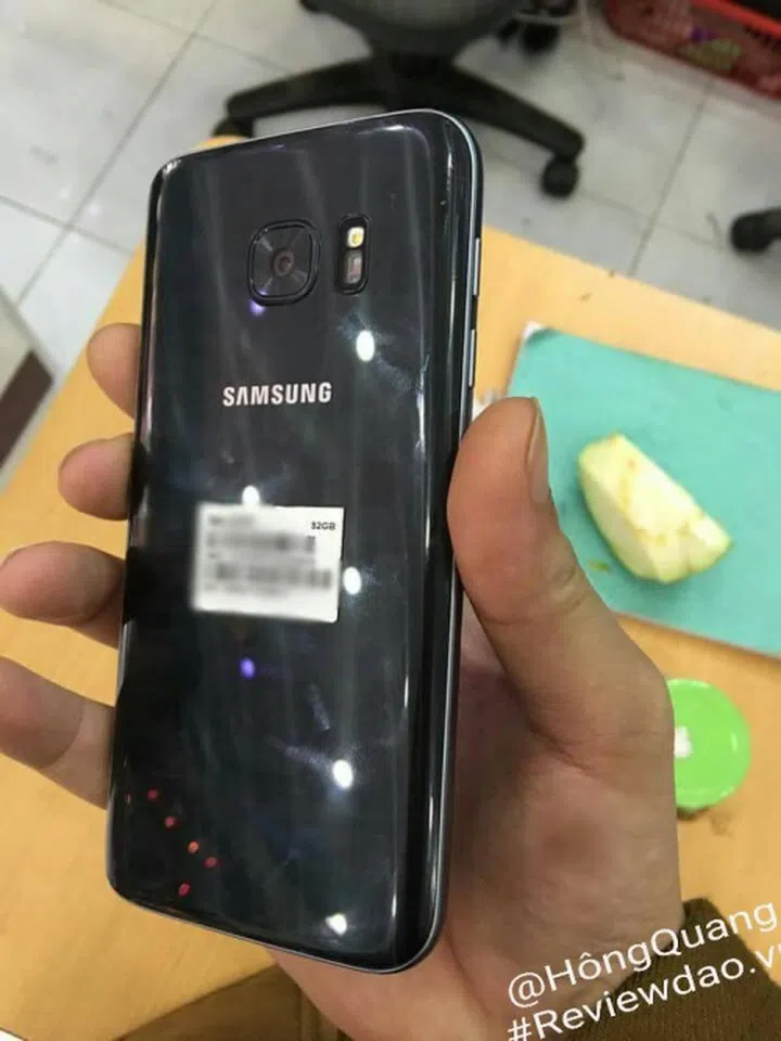 The Samsung Galaxy S7. <br> Image source: reviewdao.vn