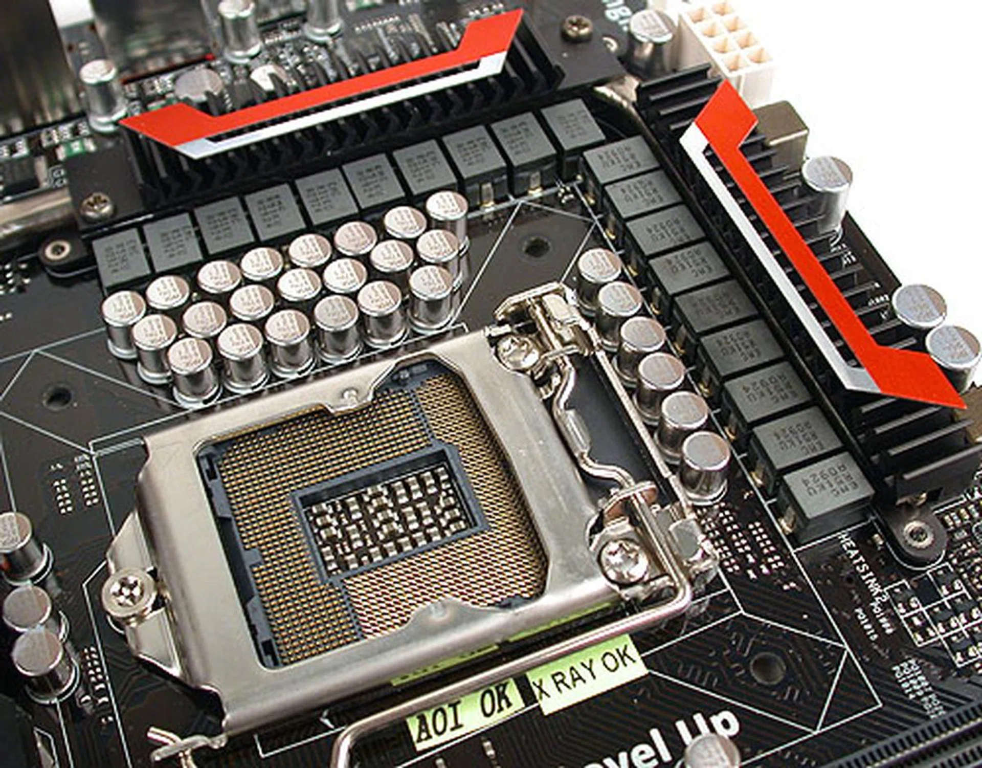 Lots of chokes and capacitors surrounding the CPU socket. ASUS claims a 16-phase power scheme for the CPU, with 3 additional for CPU VTT. Hence the total of 19 chokes. The heatsinks are quite understated, linked by a heat pipe and should not pose any interference with the CPU cooler.
