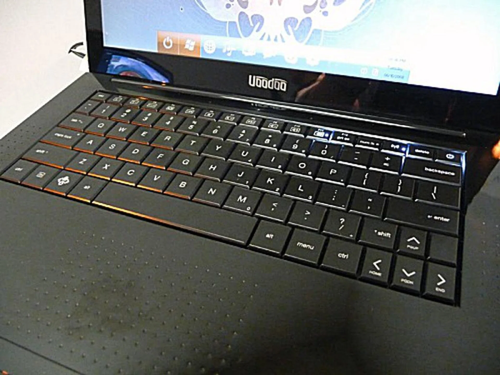 The Envy features a backlit keyboard with proximity sensors that detects when your fingers are typing. The sensor will then lock the trackpad against accidental brushes. Also, the trackpad features multi-gesture support for scrolling and pinch options.