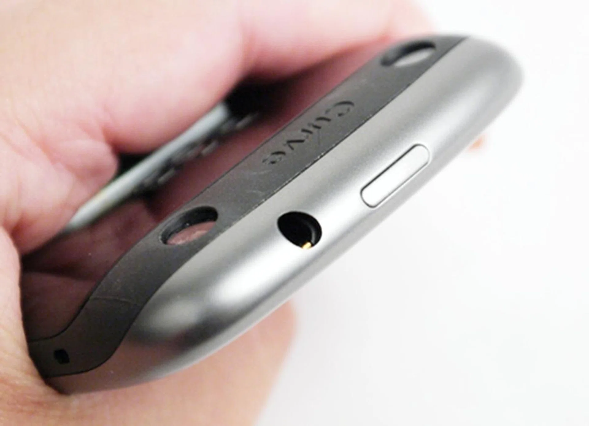 The Curve 9320's ergonomic build and rounded edges makes for easy handling. The lock screen button is placed right in the middle at the top, which makes it slightly awkward to toggle. 
