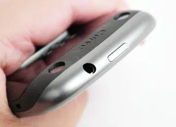 The Curve 9320's ergonomic build and rounded edges makes for easy handling. The lock screen button is placed right in the middle at the top, which makes it slightly awkward to toggle. 