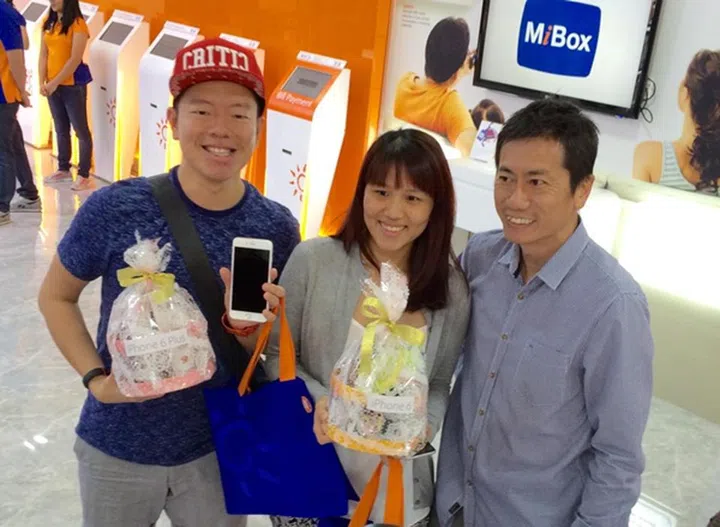 The first person (Daniel) in the queue received a hamper from Joseph Lok (extreme right), GM of M1 shop. He picked the iPhone 6 Plus (Silver) 64GB while his wife selected the iPhone 6 (Space Grey) 64GB.