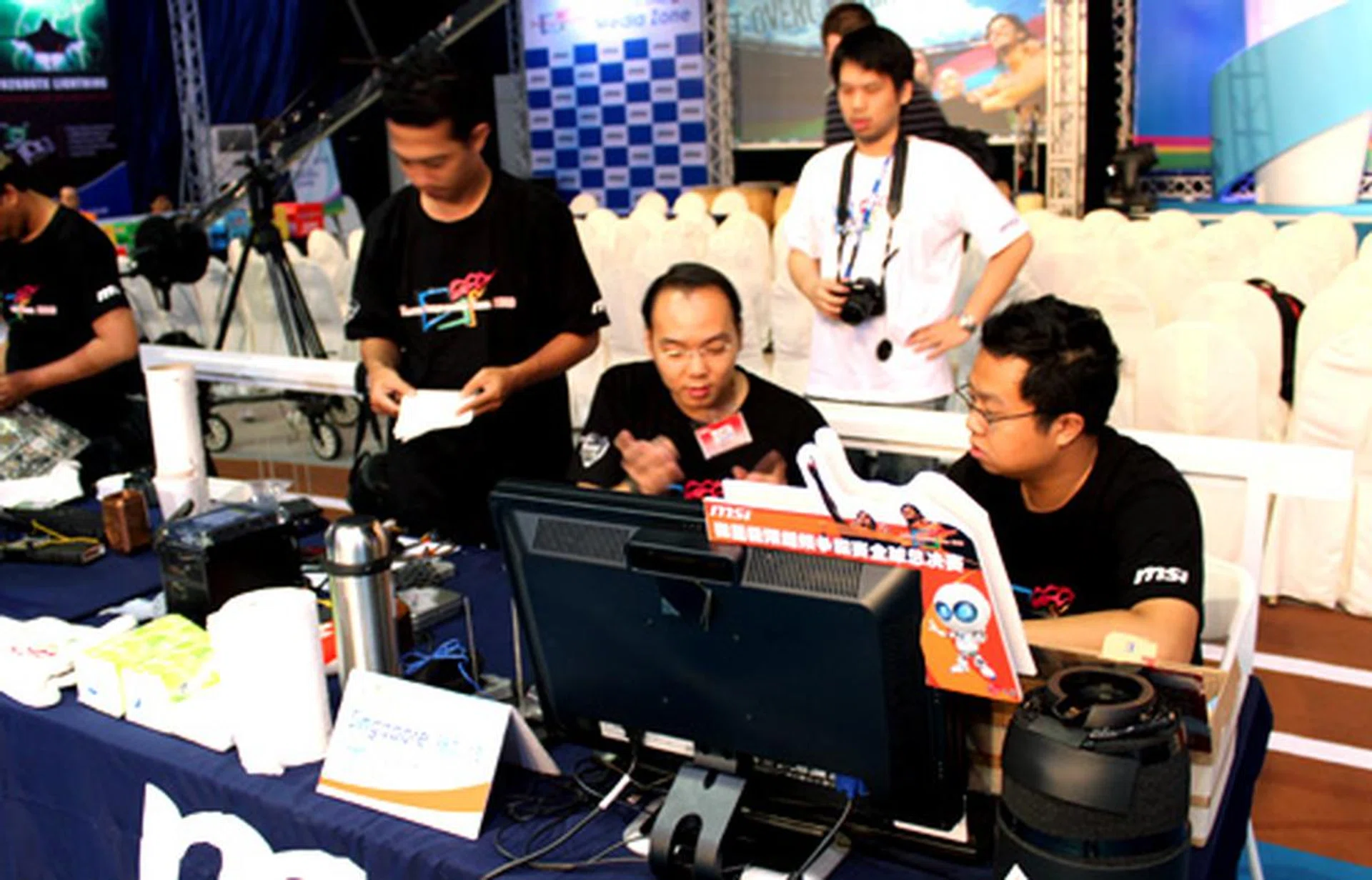 Andy and Jeremiah from Team Singapore seem to be having an easier time.