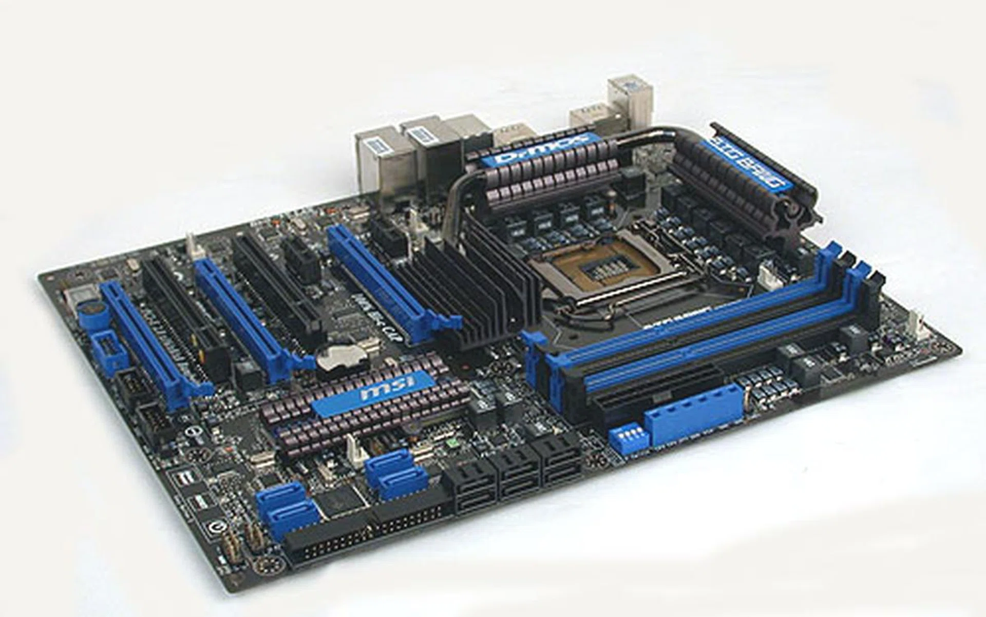 The MSI Trinergy is one of the most costly P55 motherboards in the market currently, but that's no surprise considering that MSI has brought along some heavy duty features to play. 