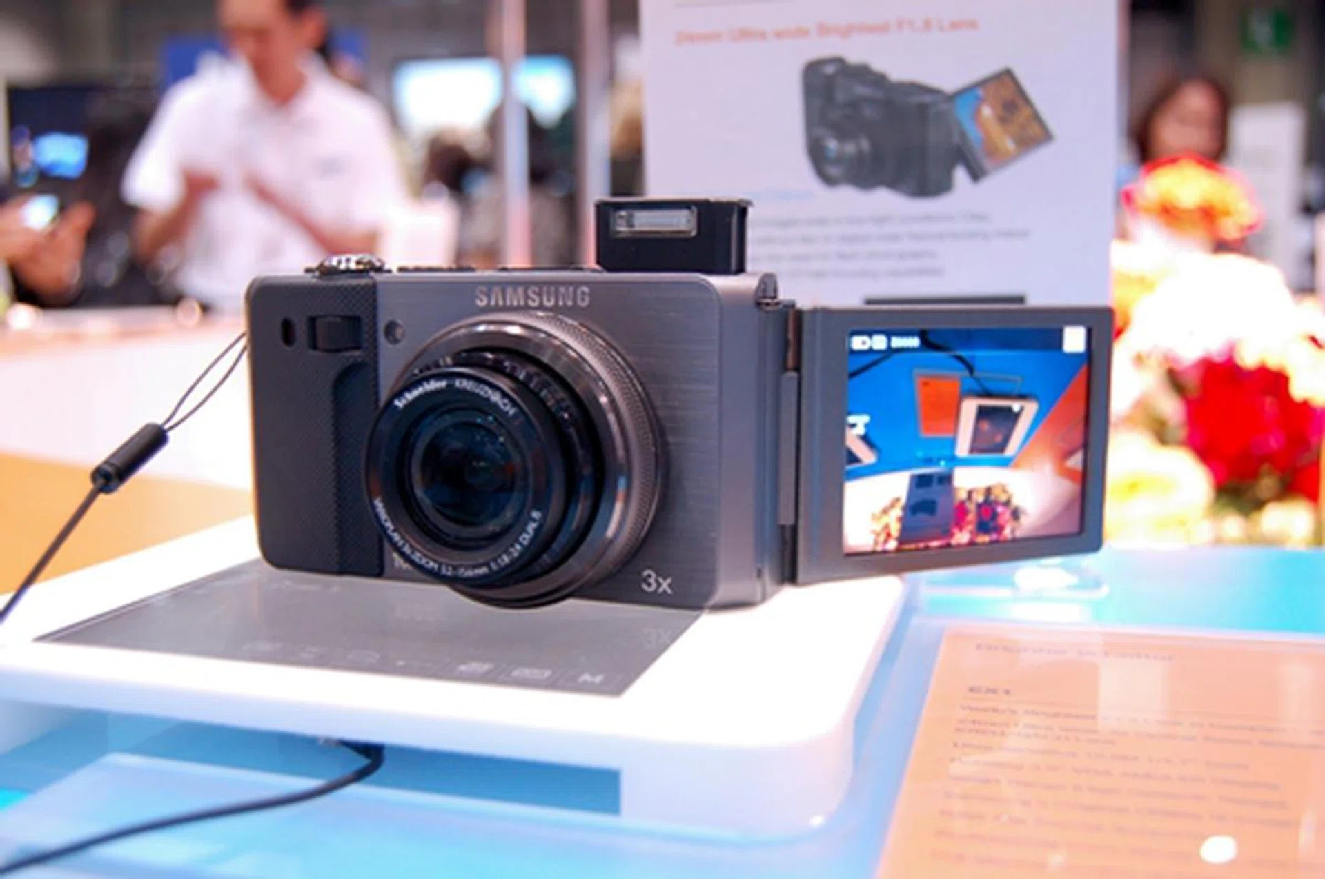 The 10MP EX1 camera boasts of a bright ultra wide 24mm F1.8 lens that allows greater freedom in shooting for enthusiasts. Accompanied with a large 3&rdquo; swiveling AMOLED screen, pictures can be viewed clearly even under the sunlight, promising greater flexibility and efficiency. The AMOLED screen also helps conserve more power than traditional screens.