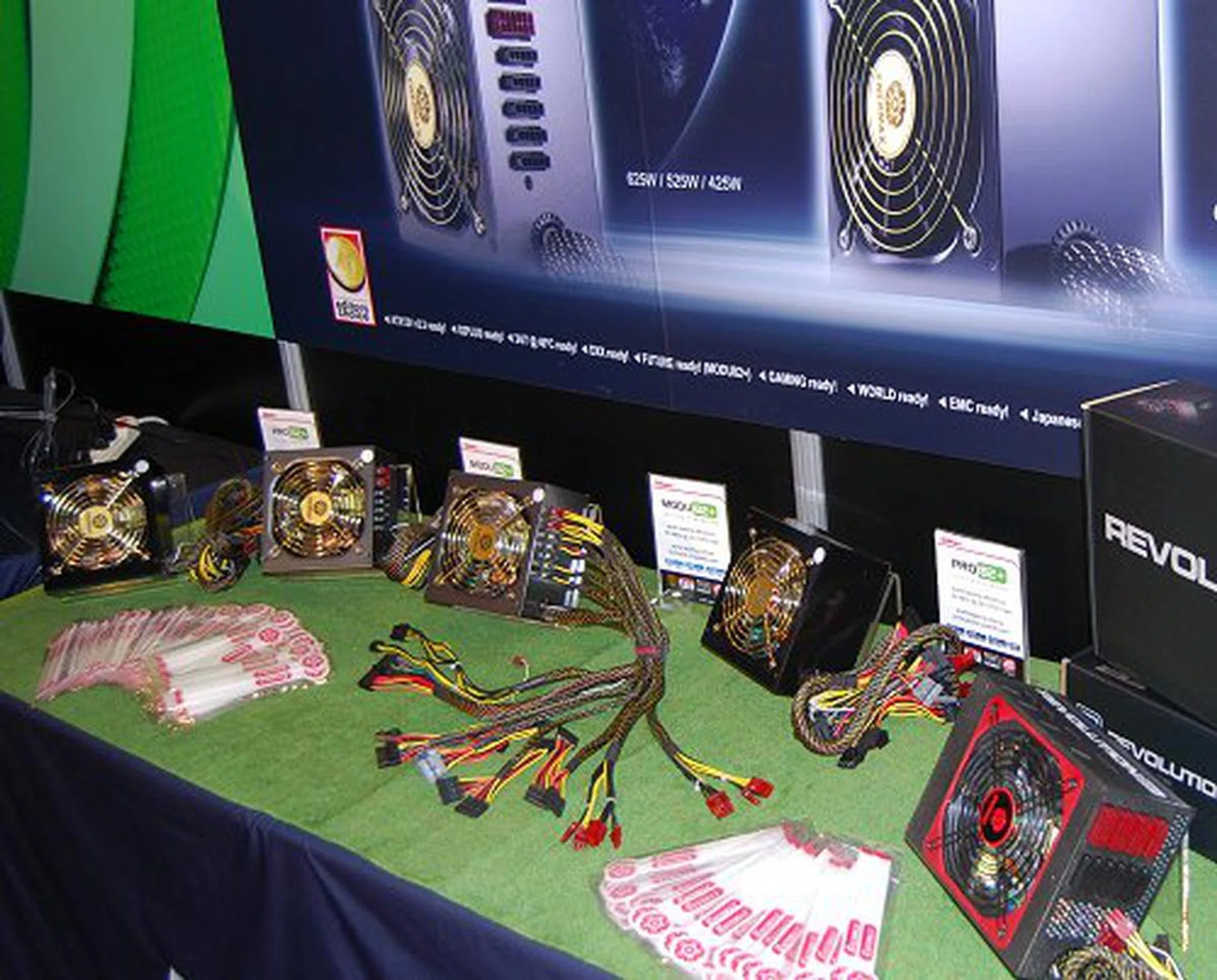  Enermax provides the modular PSUs for MOA. The PSU is critical to the success of overclocking, since the overclockers need higher and stable voltages than usual.  