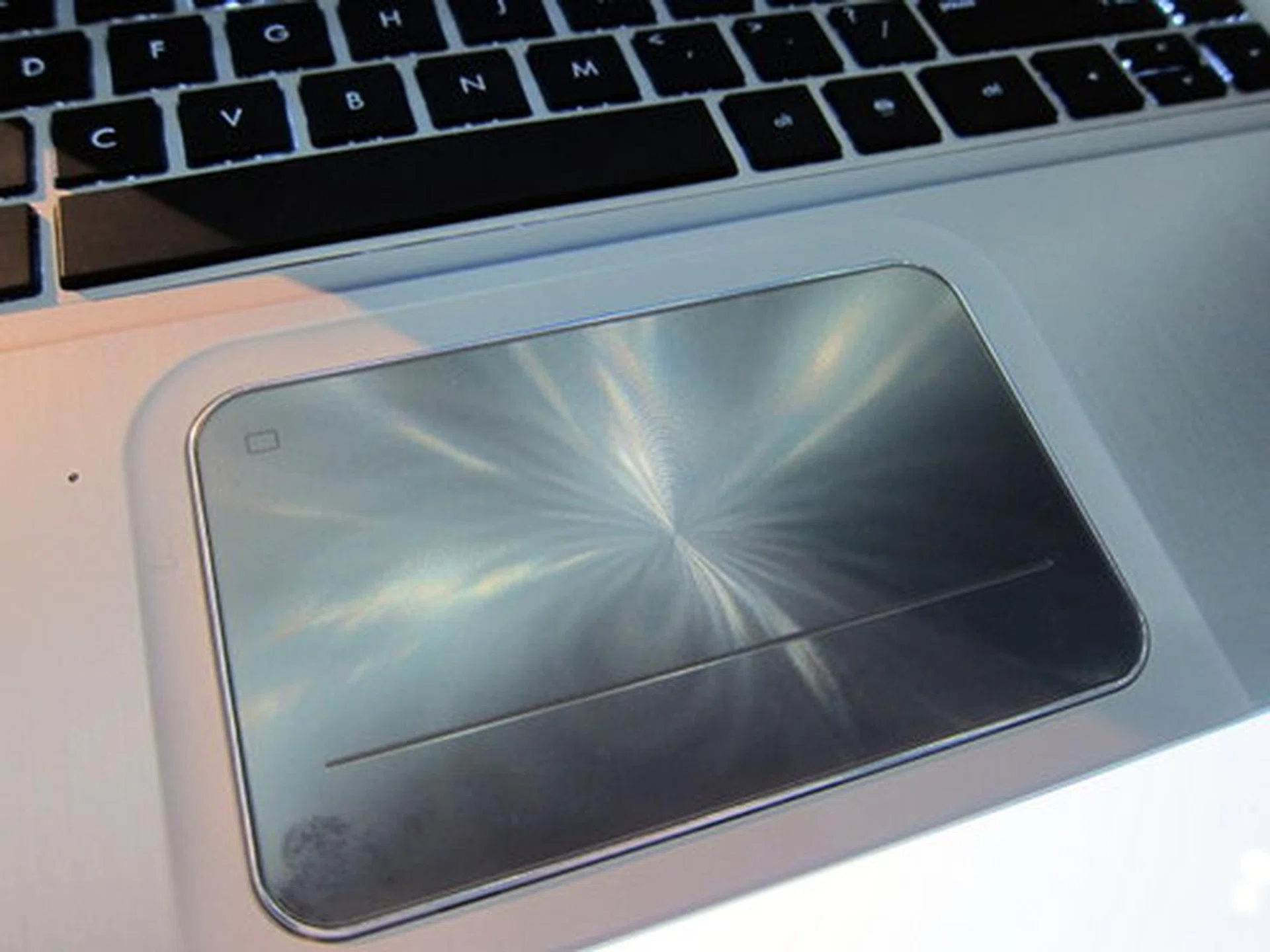 The Envy 4 & 6 track pad has a circular aluminum swirl pattern that looks very similar to the one used by ASUS on their Zenbooks.