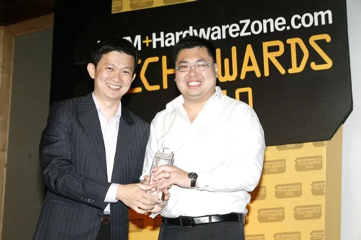 Jimmy Tang, seen here posing with Mr. Matthew Chua, Sales Director, EastGear, collecting the award on behalf of Holux. The Holux 6210T was awarded an Editor's Choice Award in the Best GPS Device category.
