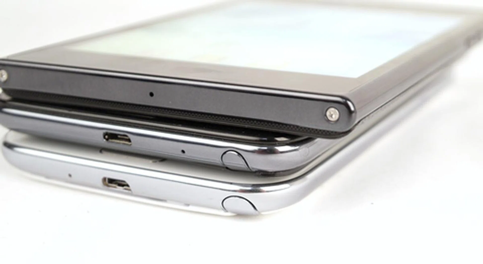 The Optimus Vu is about 10mm wider than its Samsung Note/Note II peers but is also about 1mm thinner than them. Unfortunately, LG's design doesn't incorporate a built-in stylus, which we would gladly welcome even if the phone was a tad thicker.