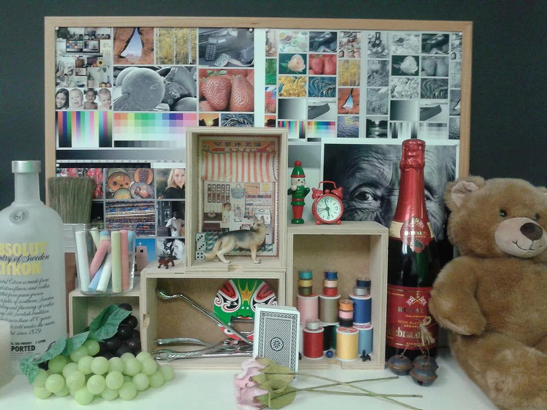 Image reproduction is above average. While clarity and details aren't too bad, colors are off in this indoor test shot. Click on the image to see the full-res photo.