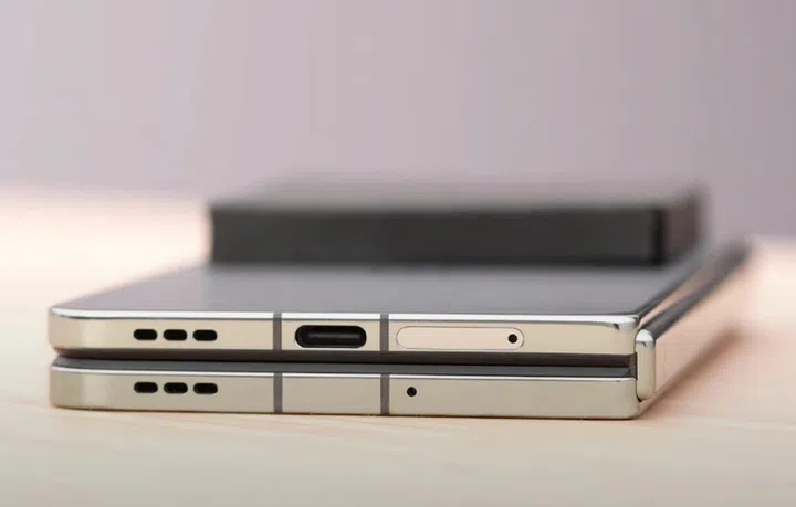 Close-up shot on the gapless hinge design of the OnePlus Open. <br>Screenshot taken from Unbox Therapy's YouTube "New OnePlus Folding Phone Exclusive First Look".