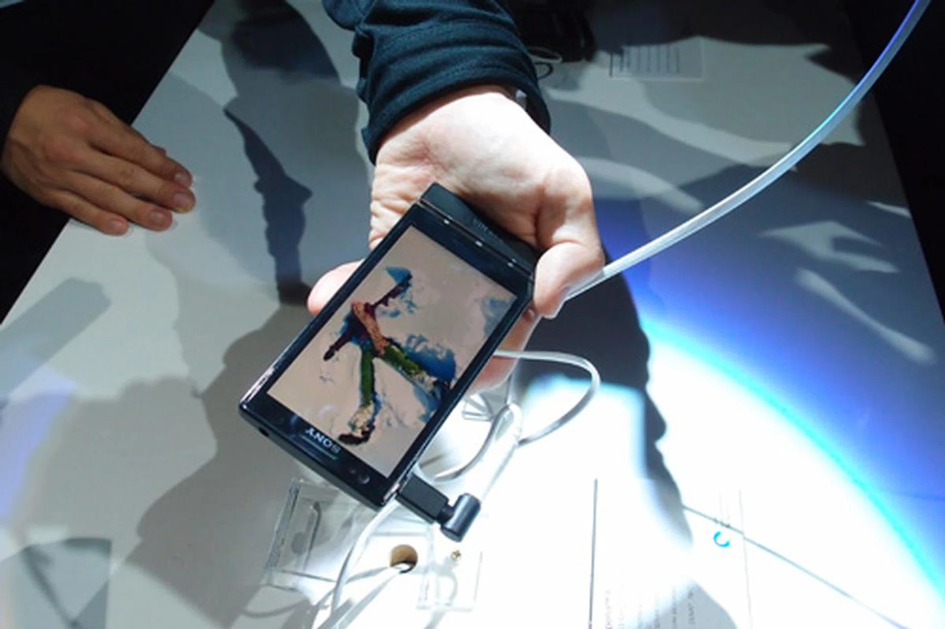 The WhiteMagic technology makes the screen less impervious to bright sunlight, as seen from the demonstration. The screen will automatically turn dimmer to conserve battery life when it's in dimmer areas while maintaining a suitable level of brightness for optimal viewing.