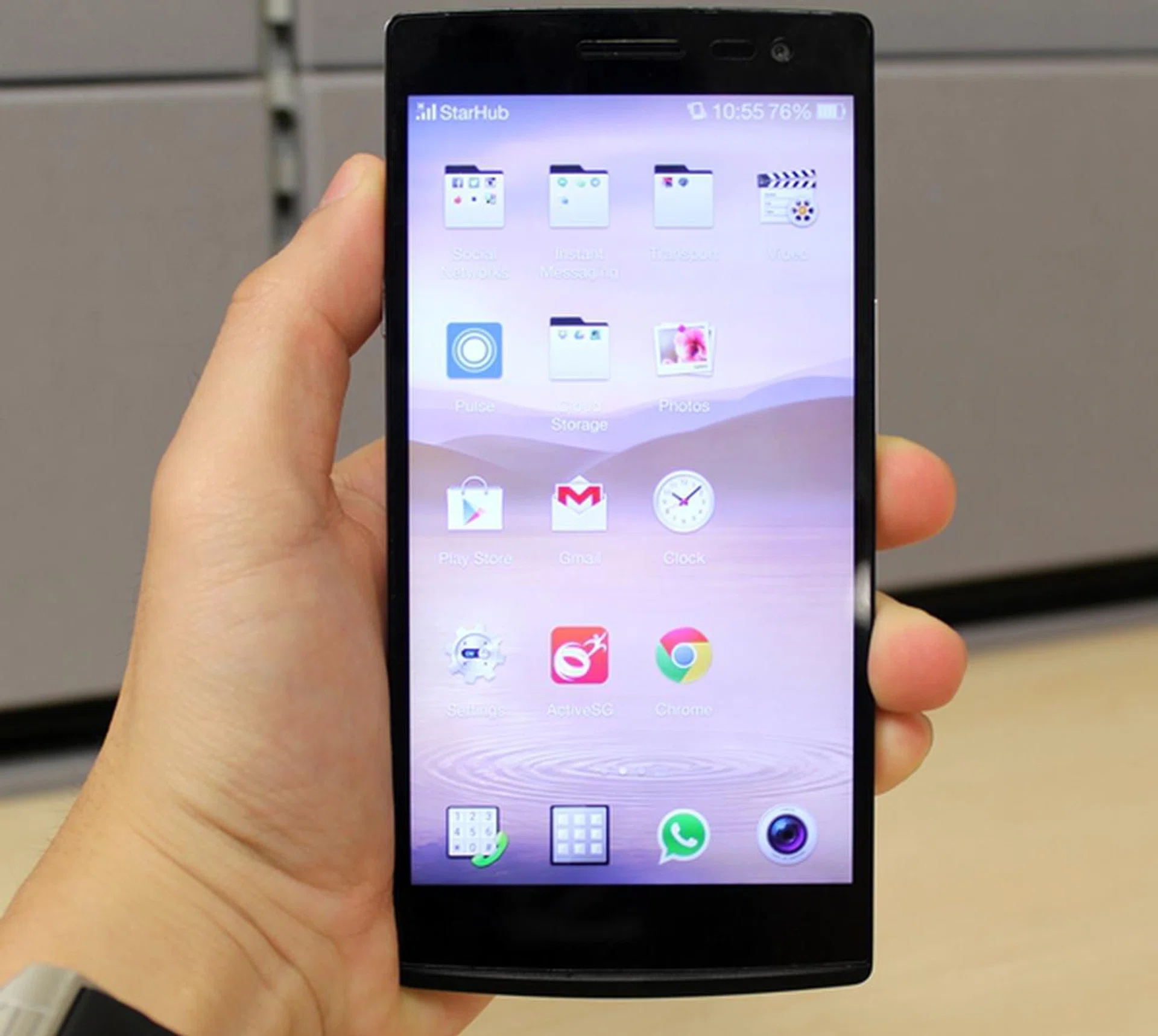 Handling the 5.5-inch Find 7 series can be tricky especially if you have smaller hands.