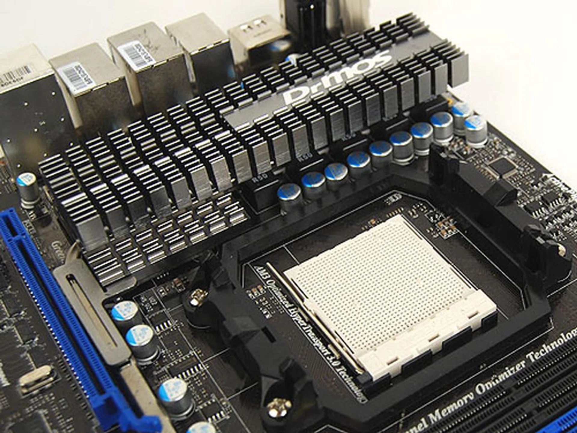 Instead of having the heatsinks split into two and on two sides of the CPU socket, MSI has gone for a huge single design. It doesn't seem to make much of a difference in terms of thermal performance but it does make it easier to mount the CPU heatsink fan. 