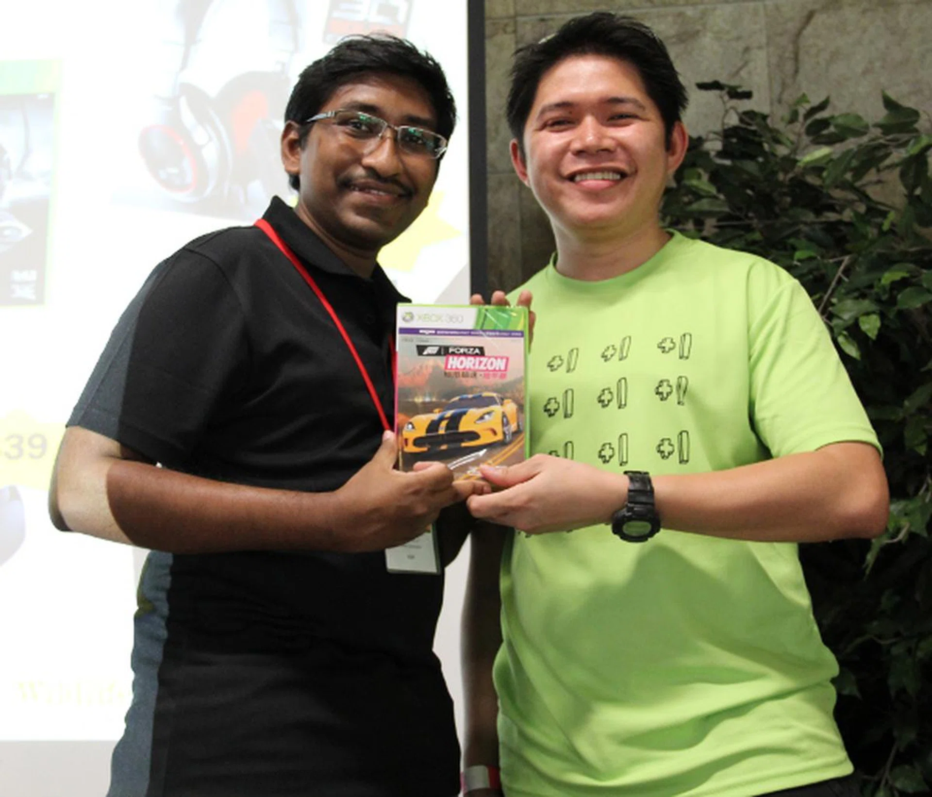 Judging from his smile, we're sure this lucky draw winner was pleased to win a copy of Forza Horizon, an Xbox 360 video game sponsored by Microsoft. 