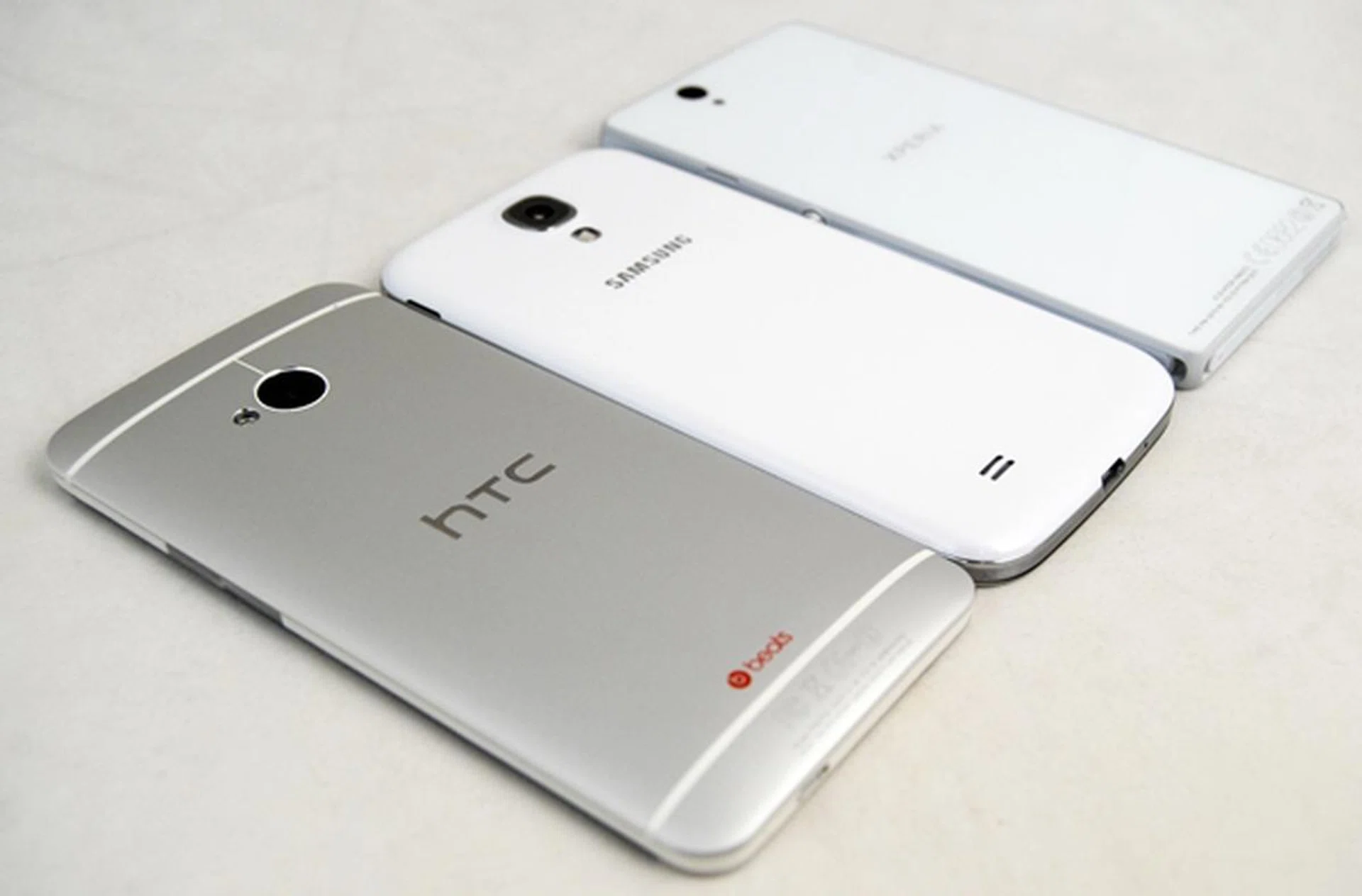 One cannot deny the fact that the Samsung Galaxy S4's competitors sport better build quality and finish.