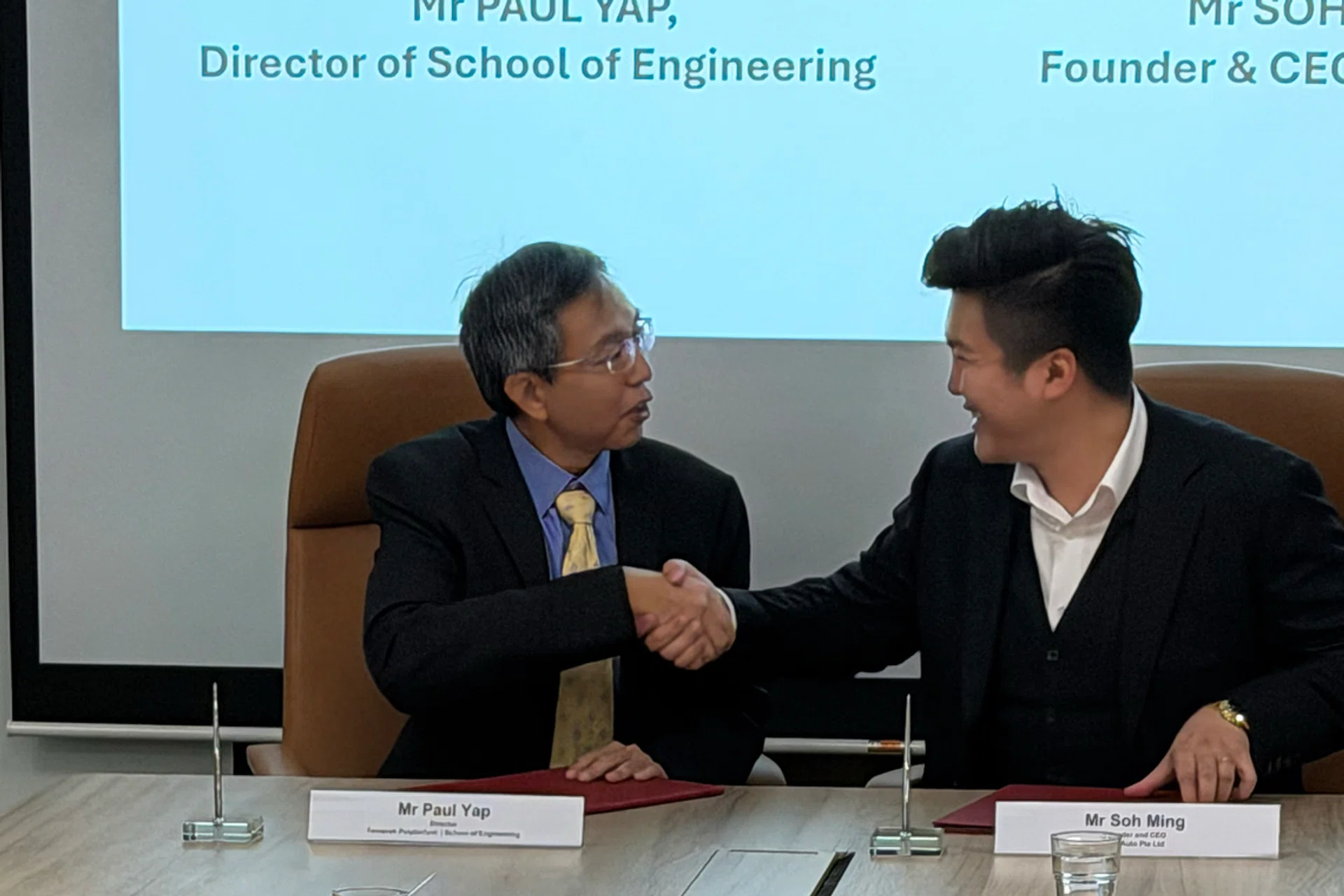 Paul Yap and Soh Ming signing the MOU