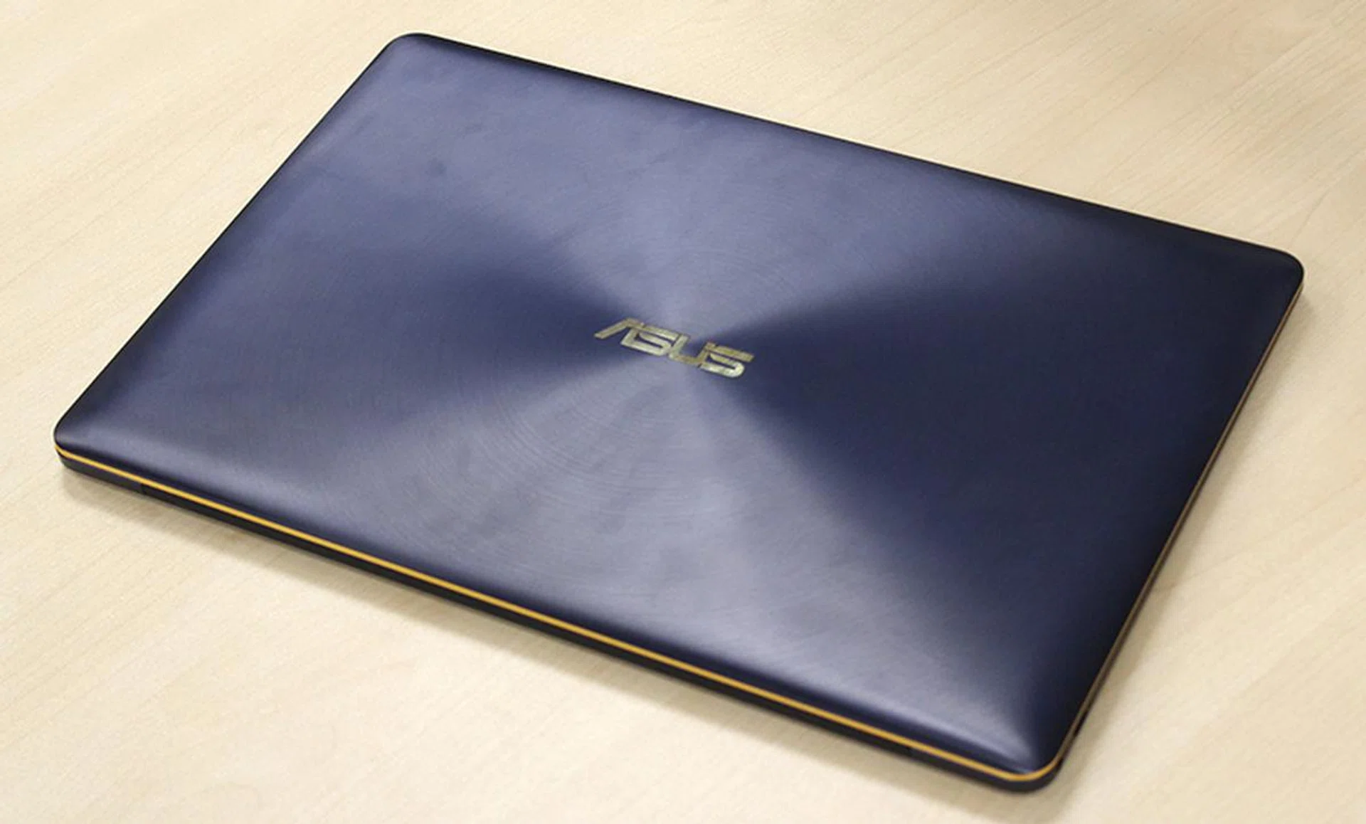 The ZenBook 3 Deluxe is a sleek notebook that is bound to delight readers who are the style and fashion conscious folks.