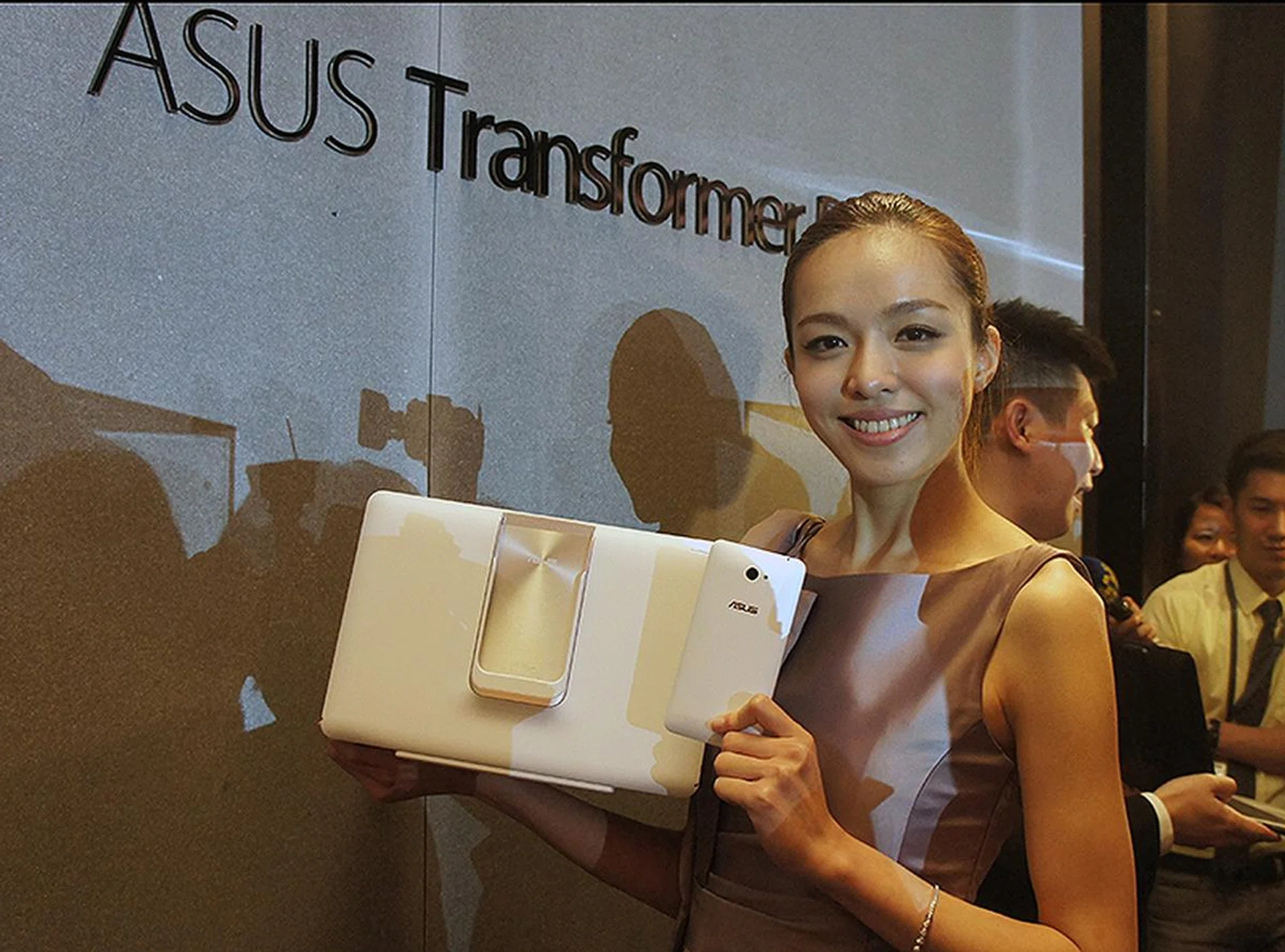 It is a phone, tablet or notebook? Does it run Windows or Android? Actually, the ASUS Transformer Book V is all of the above.