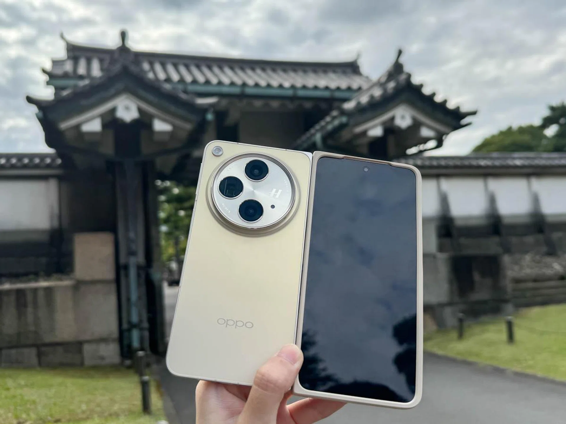 It's also possible to only use one piece of the case.