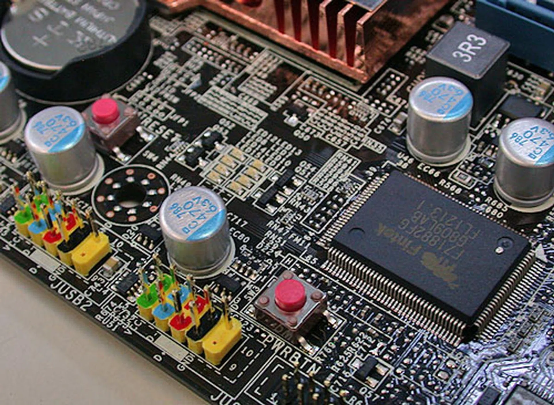 Like the Diamond, these handy red buttons for Power and Reset are also found on the Platinum series.