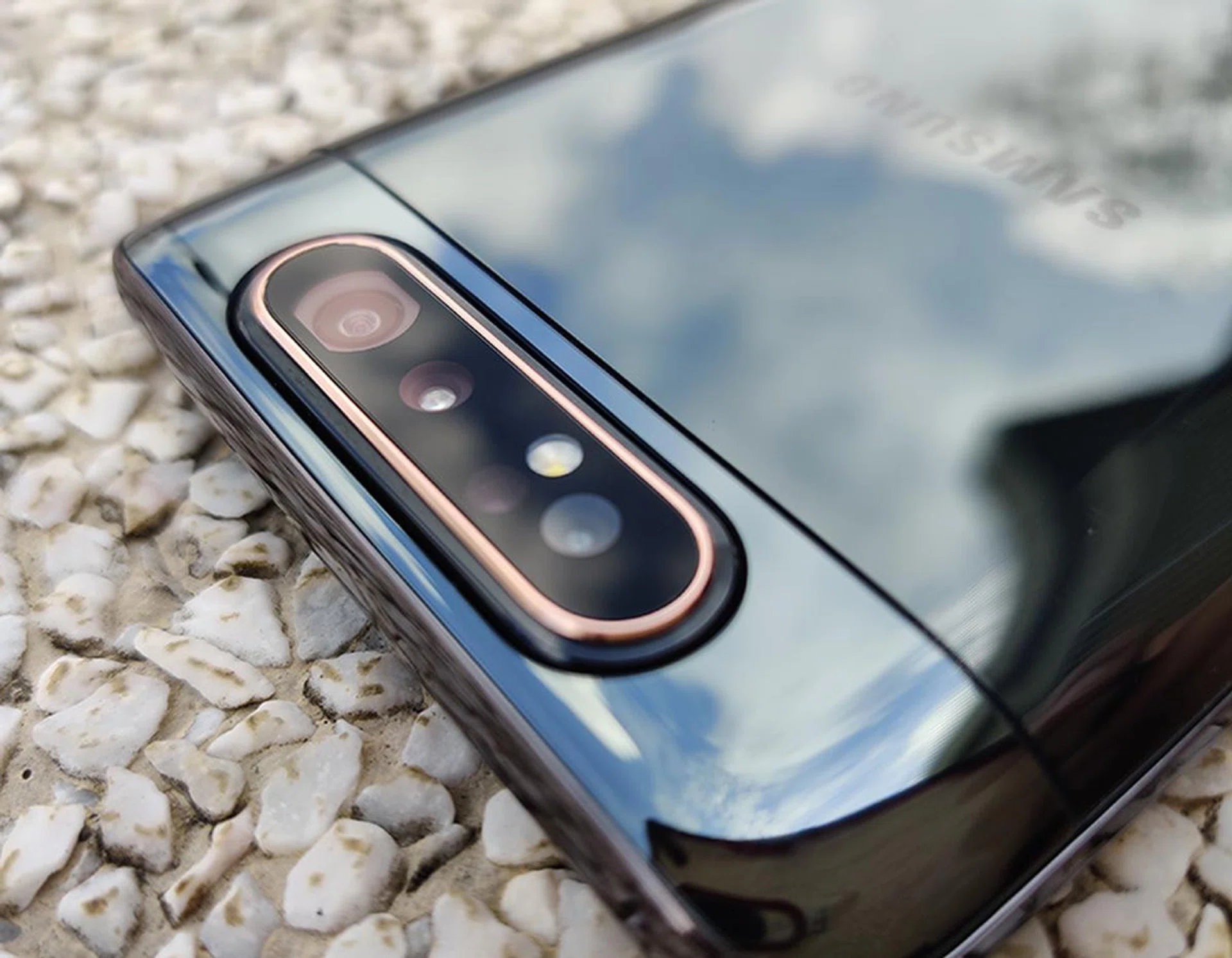 Thee arrangement of parts within the swivel module is a trigger for OCD folks like me: the flash LED, yellow as it is, is also off-centre and sticks out like a sore thumb.