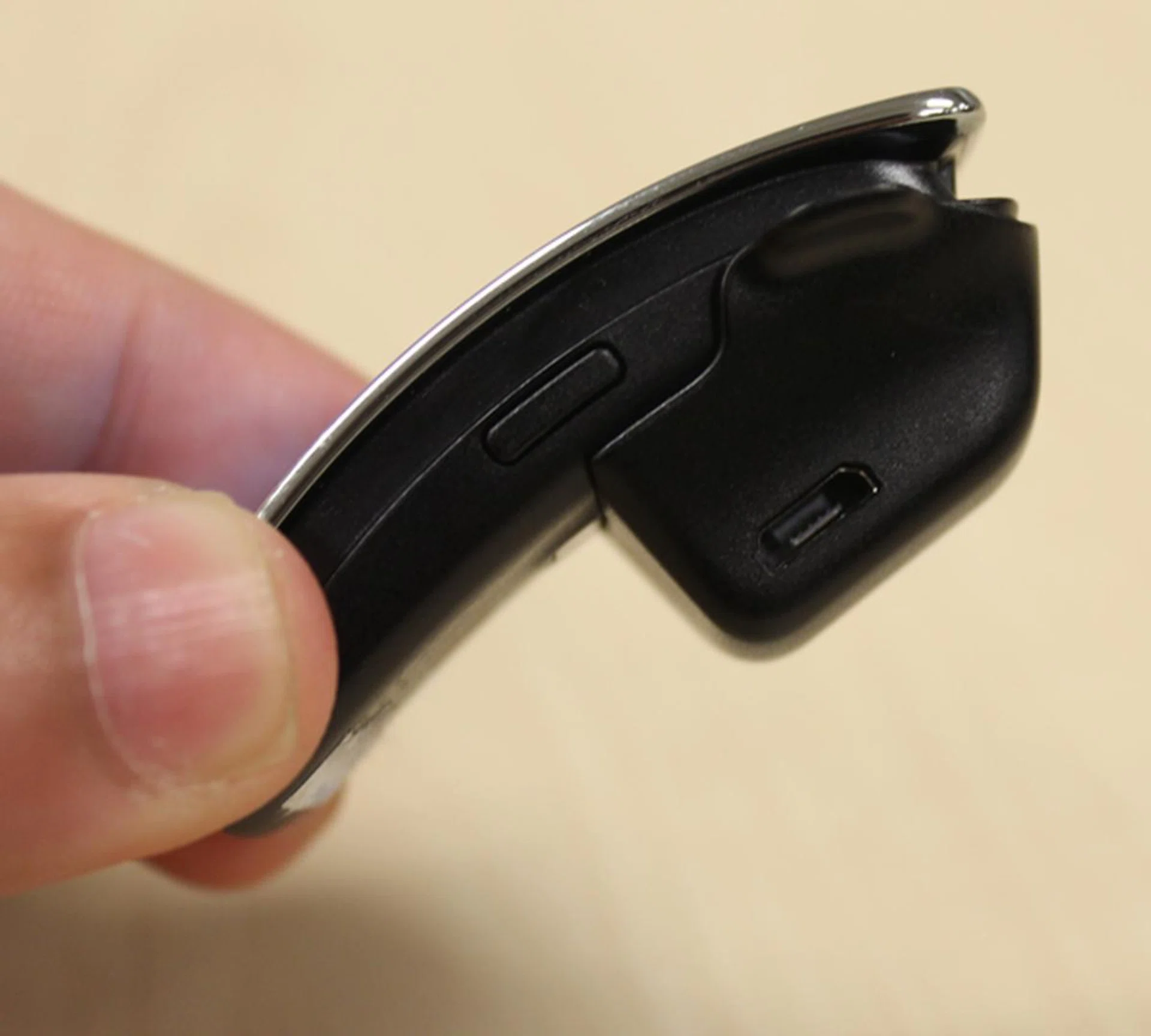You need to attach an adapter before you can charge the Samsung Gear Fit.